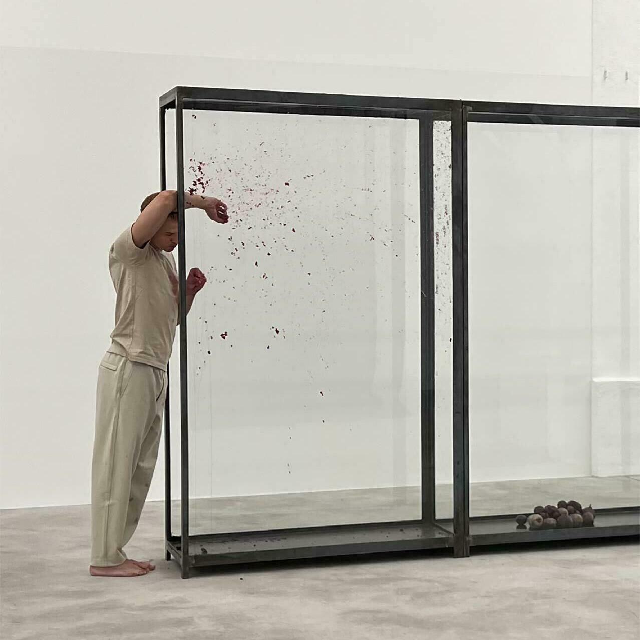 Edith Dekyndt, Erzähl uns etwas, das niemand weiß, Le cru et le cuit, Performance, Kunsthalle Bielefeld, VG Bild-Kunst, Konrad Fischer Galerie, Bully Fae Collins