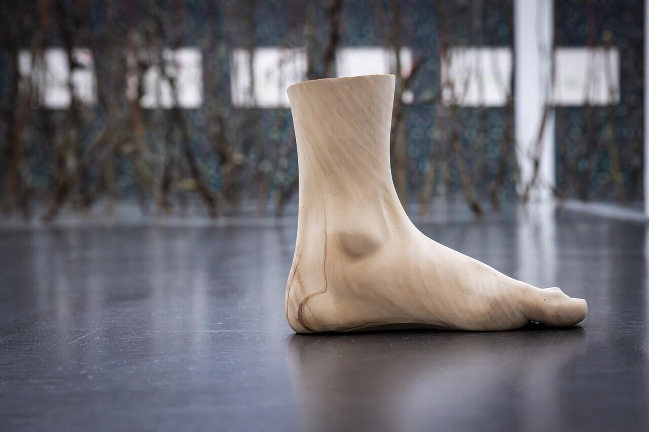 Chained to the Rythm – Von Mensch und Natur, Ausstellung, Kunstausstellung, Leverkusen, Museum Morsbroich, Gabriela Oberkofler, A Piece of (Wild) Life, Ausstellungsansicht Kubus. Sparda-Kunstpreis im Kunstmuseum Stuttgart, Gerald Ulmann