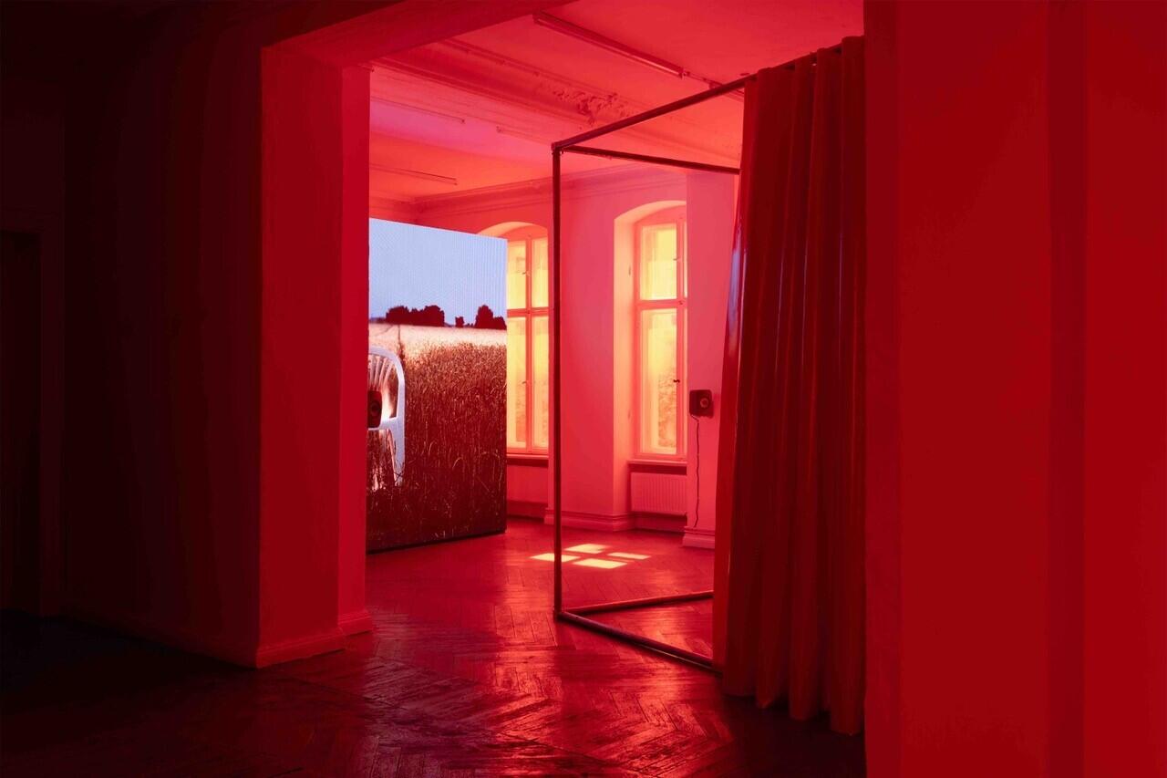 ars viva 2026, Ausstellung, Kunstausstellung, Herford, Marta Herford, Nazanin Noori, AMBIENT ROOM, Ausstellungsansicht EIGEN+ART Lab, Peter Oliver Wolff