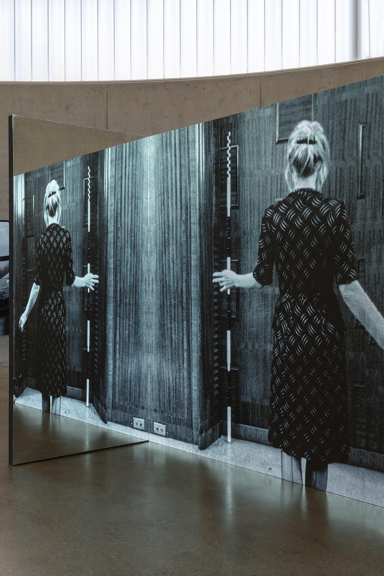 Jane and Louise Wilson, Ausstellung, Kunstausstellung, Neuss, Skulpturenhalle Neuss, Unfolding the Aryan Papers, Videoinstallation, VG Bild-Kunst, Installationsansicht, Hanne Brandt, VG Bild-Kunst