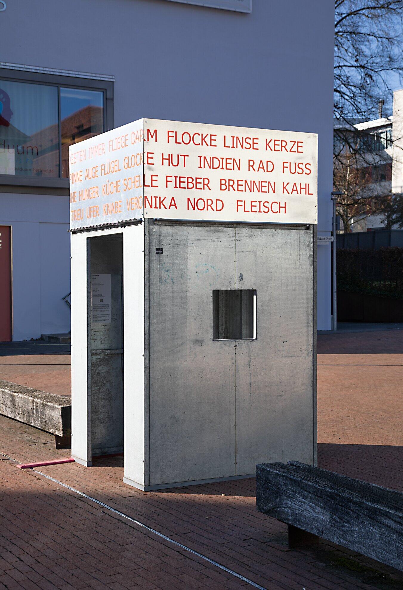 Kartographien des Wachstums, Ausstellung, Kunstausstellung, Herford, Marta Herford, Lois Weinberger, Katinka Bock, Busstation, Studio Lois Weinberger und Galerie Krinzinger, Installationsansicht, Hans Schröder