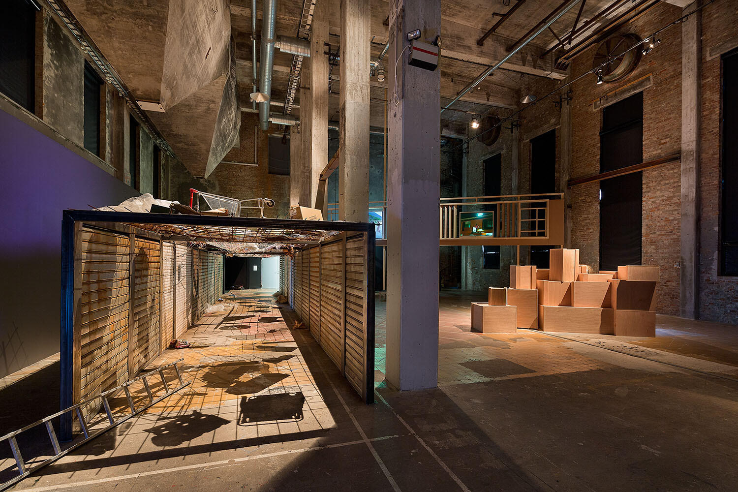 Müll. Eine Ausstellung über die globalen Wege des Abfalls, Ausstellung, Kunstausstellung, Dortmund, Dortmunder U, Museum Ostwall, Kader Attia, Los de Arriba y Los de Abajo, Roda Sten Konsthal, Installationsansicht, Hendrik Zeitler