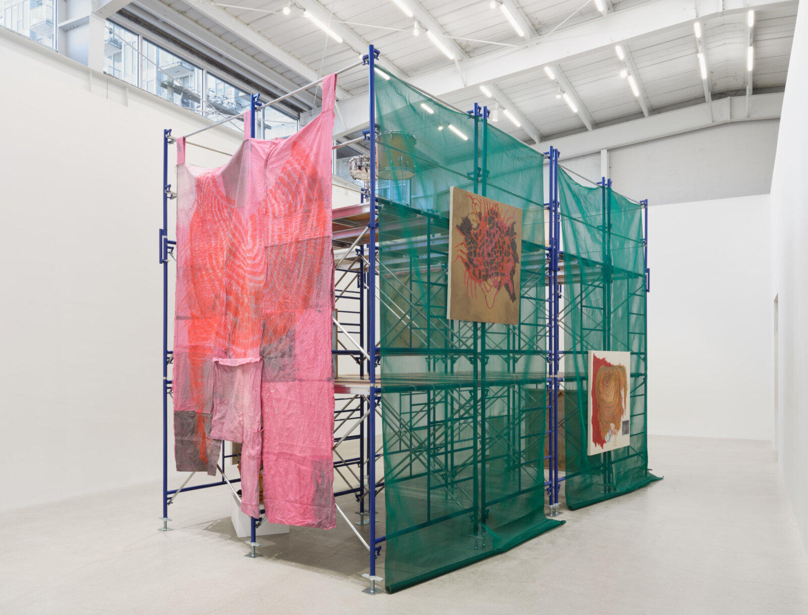 Duane Linklater, Mâcistan, Ausstellung, Kunstausstellung, Bielefeld, Kunsthalle Bielefeld, eŝipitakan, Installationsansicht, cache, Catriona Jeffries, Rachel Topham Photography