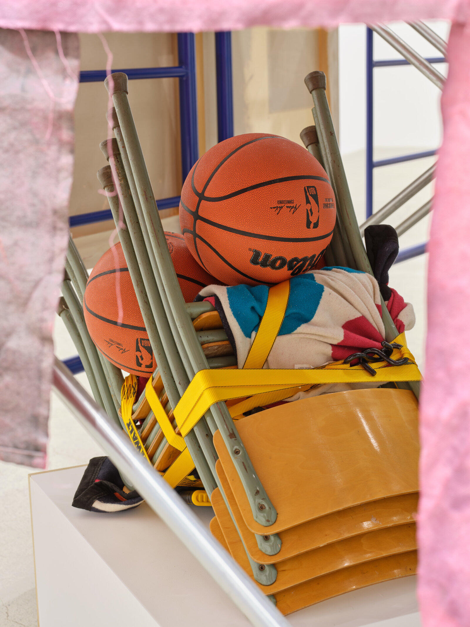 Duane Linklater, Mâcistan, Ausstellung, Kunstausstellung, Bielefeld, Kunsthalle Bielefeld, animan_kākiskisiyāk, Installationsansicht, cache, Catriona Jeffries, Rachel Topham Photography