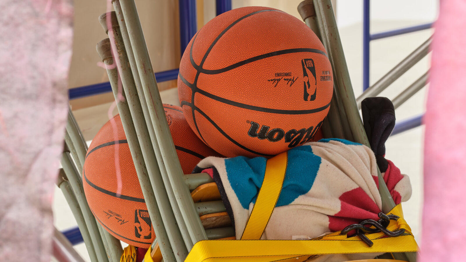 Duane Linklater, Mâcistan, Ausstellung, Kunstausstellung, Bielefeld, Kunsthalle Bielefeld, animan_kākiskisiyāk, Installationsansicht, cache, Catriona Jeffries, Rachel Topham Photography