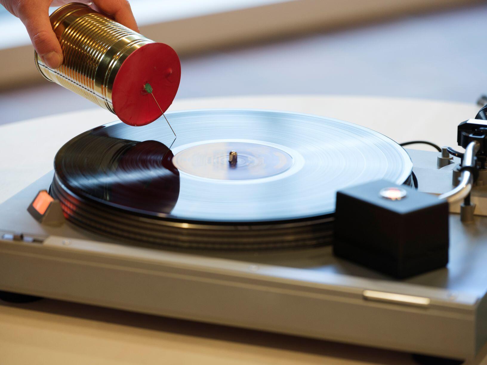 How we met, Ausstellung, Kunstausstellung, Bochum, Kunstmuseum Bochum, Ausstellungsansicht, Aktionsraum, Detailansicht,  Darsha Hewitt, Anleitung zum Anhören