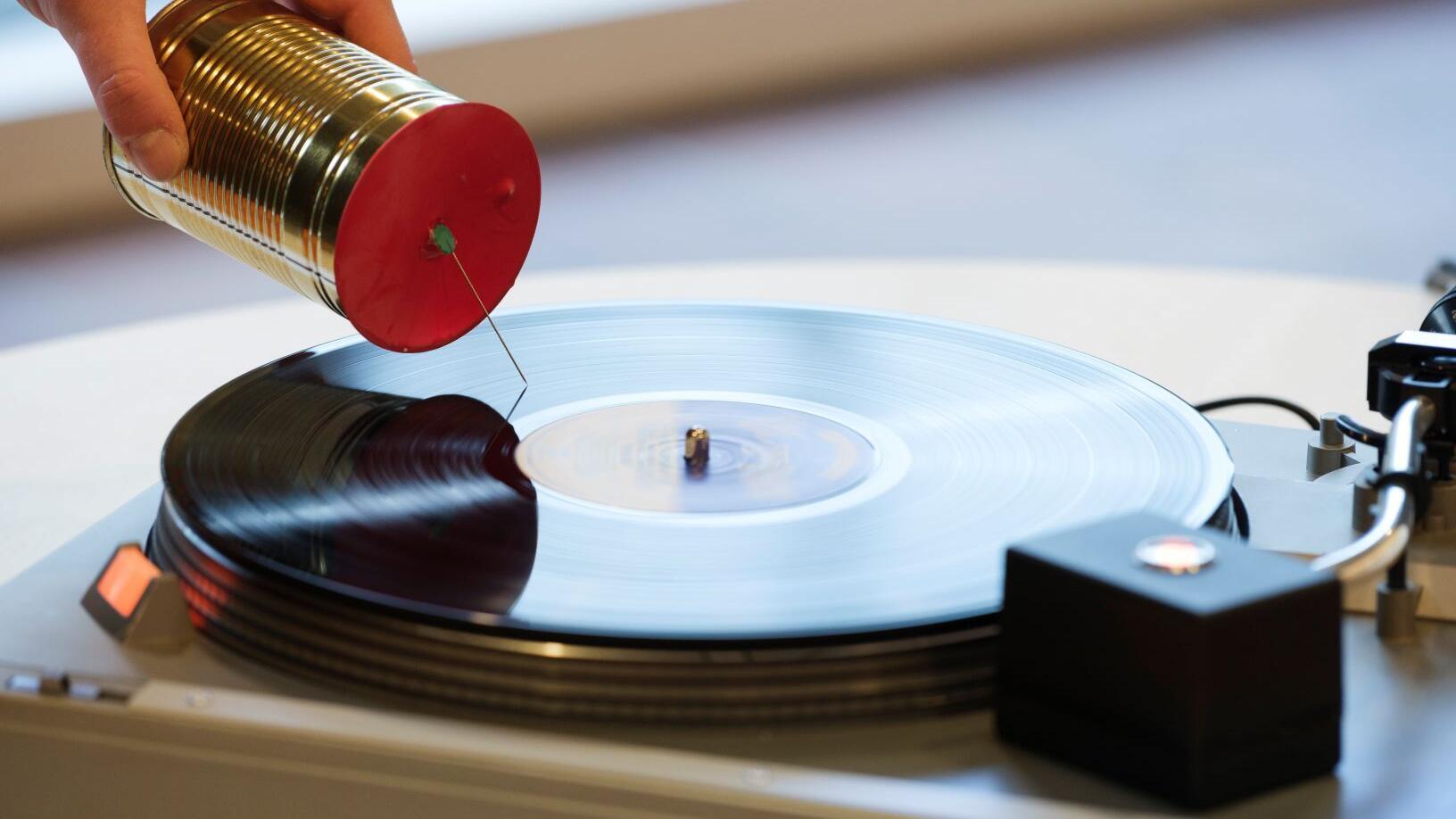 How we met, Ausstellung, Kunstausstellung, Bochum, Kunstmuseum Bochum, Ausstellungsansicht, Aktionsraum, Detailansicht,  Darsha Hewitt, Anleitung zum Anhören