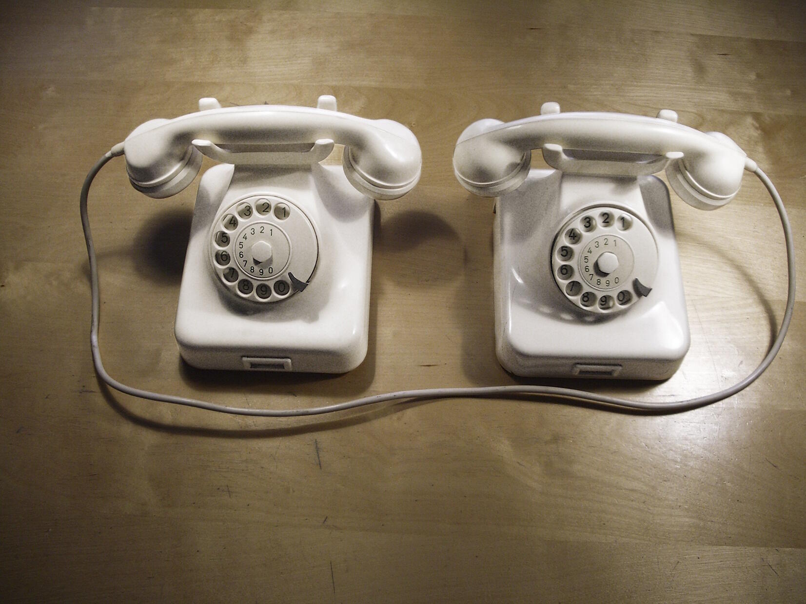 Hans-Peter Feldmann, Ausstellung, Kunstausstellung, Düsseldorf, Kunstpalast, Zwei weisse Telefone, Ursula Feldmann Hans Peter Feldmann Estate, VG Bild Kunst