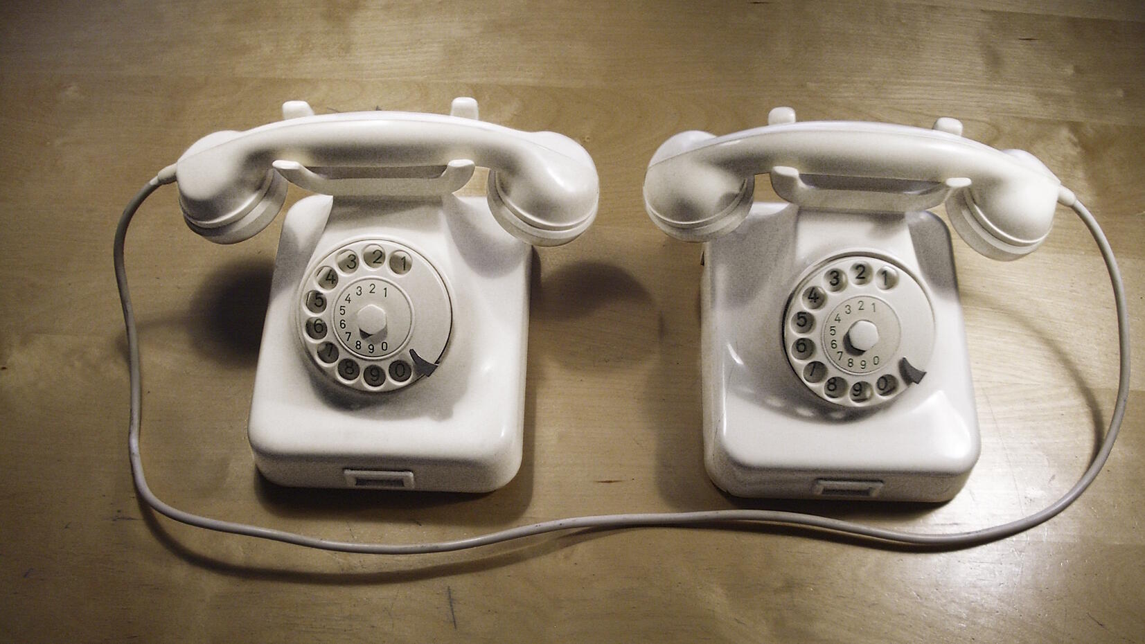 Hans-Peter Feldmann, Ausstellung, Kunstausstellung, Düsseldorf, Kunstpalast, Zwei weisse Telefone, Ursula Feldmann Hans Peter Feldmann Estate, VG Bild Kunst