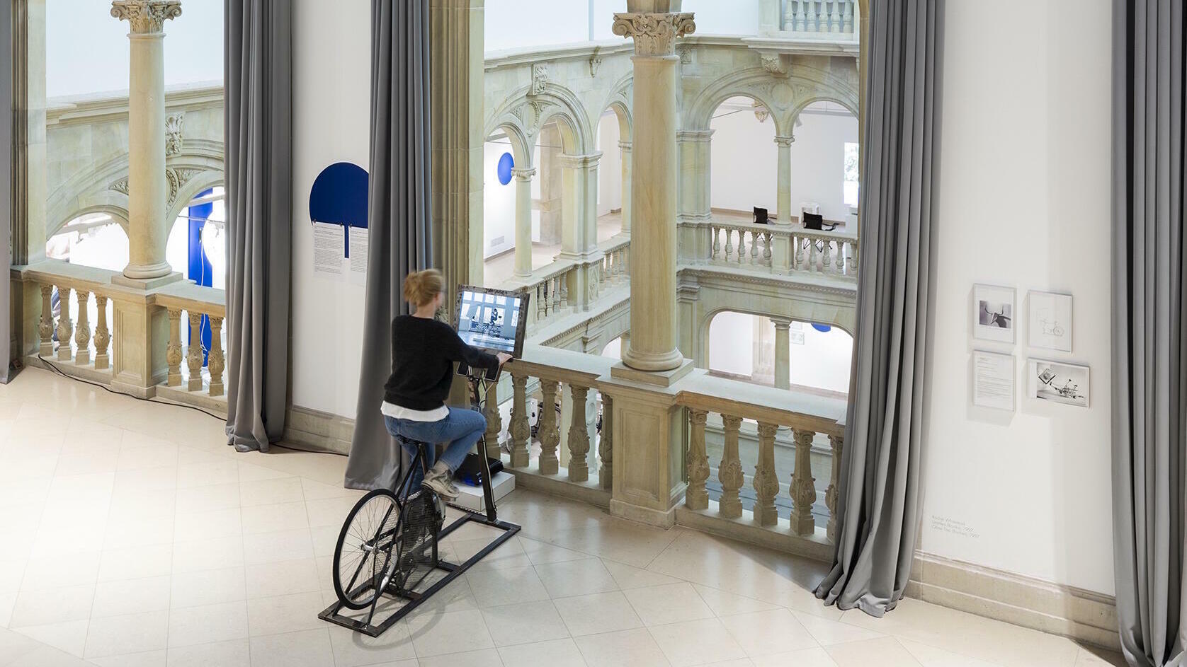 Performance People, Ausstellung, Kunstausstellung, Münster, LWL-Museum für Kunst und Kultur, Guy Ben-Ner, I’d give it to you if I could but I borrowed it, Hanna Neander, Ausstellungsansicht