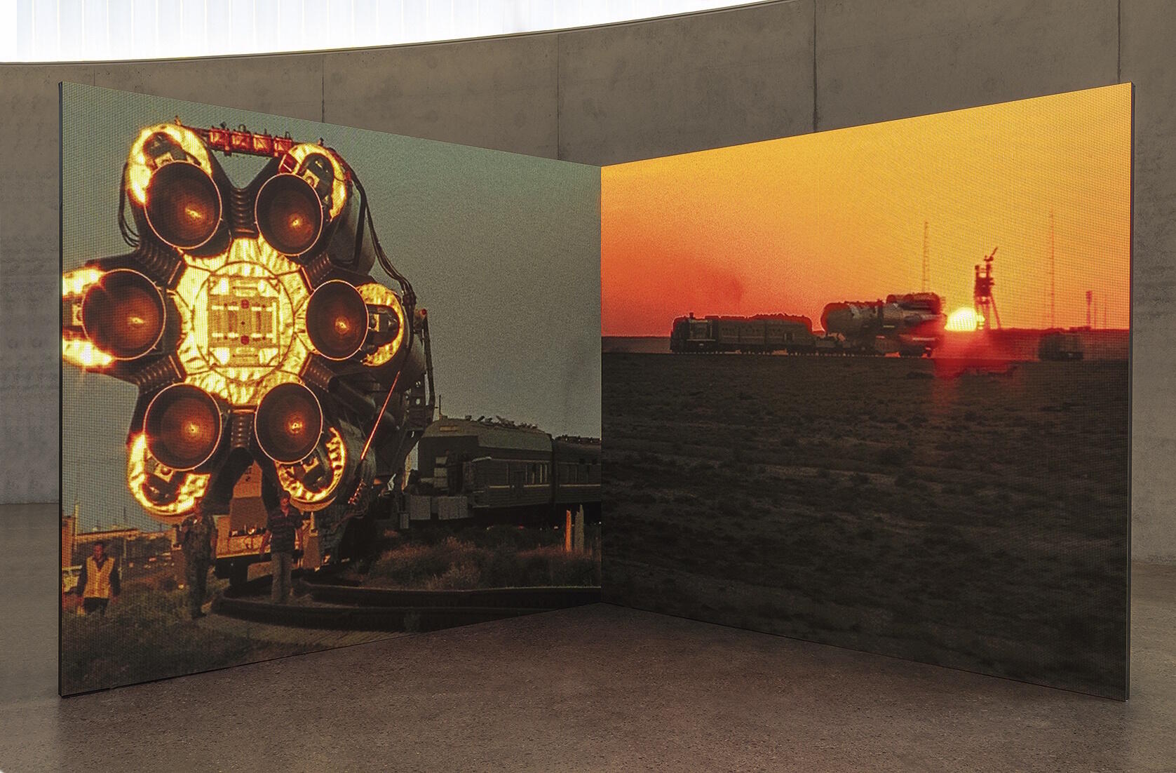 Jane and Louise Wilson, Ausstellung, Kunstausstellung, Neuss, Skulpturenhalle Neuss, Proton, Unity, Energy, Blizzard, Videoinstallation, VG Bild-Kunst, Installationsansicht, Hanne Brandt, VG Bild-Kunst