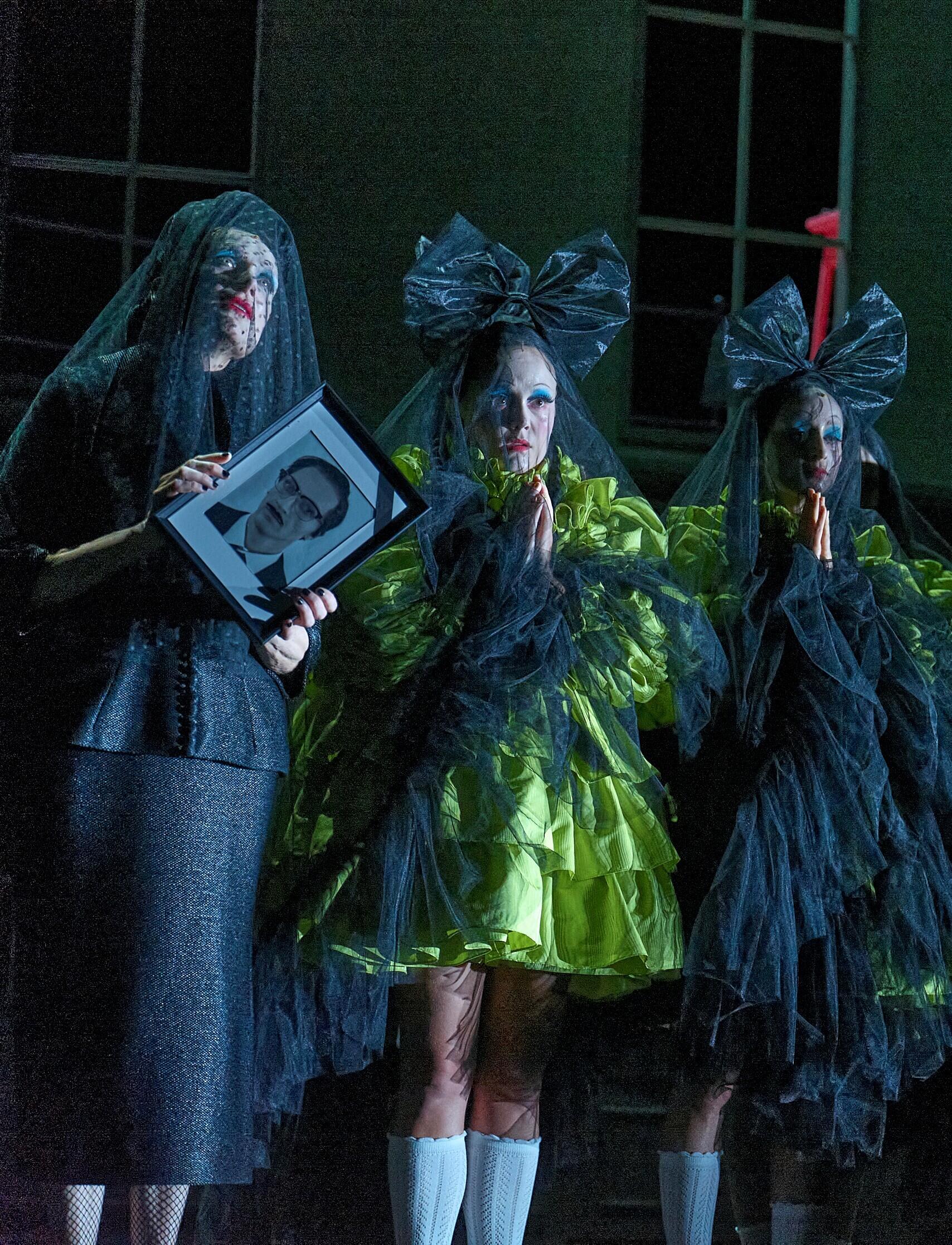 Bernarda Albas Haus, Theater, Schauspiel, Düsseldorf, Dhaus, Alice Birch, Federico García Lorca, Lucia Bihler, Pia Maria Mackert, Victoria Behr, Fabian Kalker, Jacob Suske, Björn Leese, Christian Schmidt, Natalja Starosta, Friederike Wagner, Paulina Alpen, Amanda Babaei Vieira, Matthias Horn