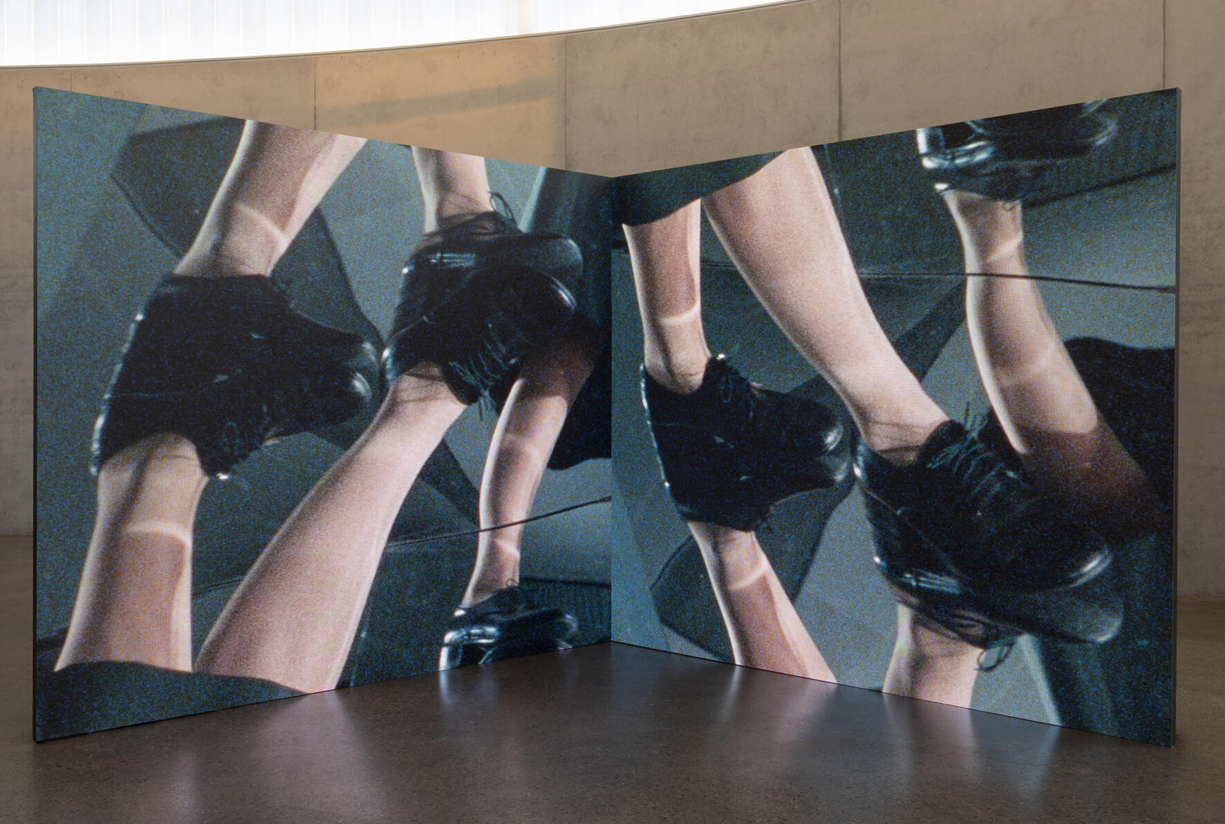 Jane and Louise Wilson, Ausstellung, Kunstausstellung, Neuss, Skulpturenhalle Neuss, GAMMA, VG Bild-Kunst, Videoinstallation, Hanne Brandt, VG Bild-Kunst