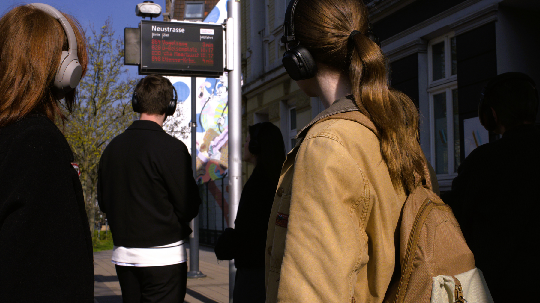 P.O.V. – Ein Audiowalk, Theater, Neuss, Bushaltestelle Neustraße, Rheinisches Landestheater, Julia-Huda Nahas, Christine Tritschler