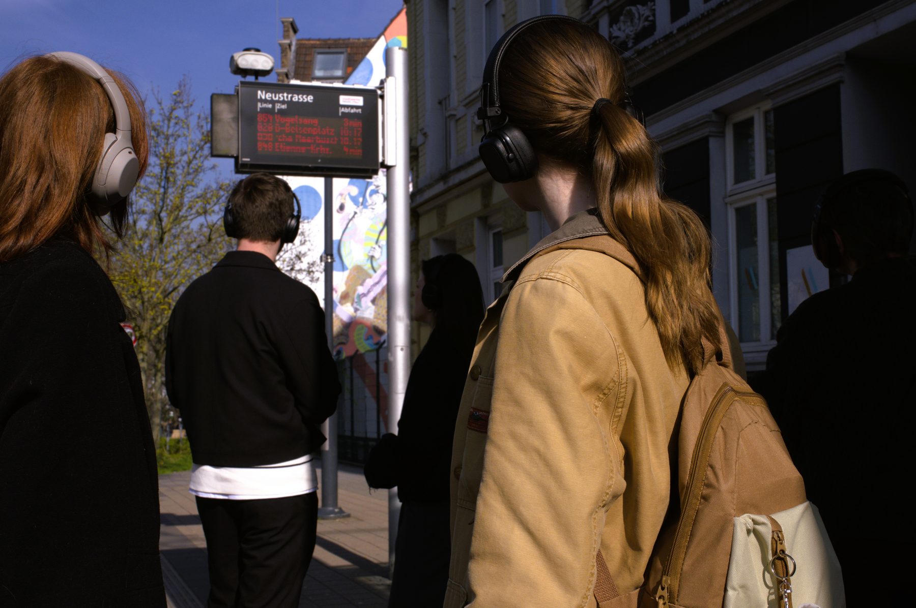 P.O.V. – Ein Audiowalk, Theater, Neuss, Bushaltestelle Neustraße, Rheinisches Landestheater, Julia-Huda Nahas, Christine Tritschler