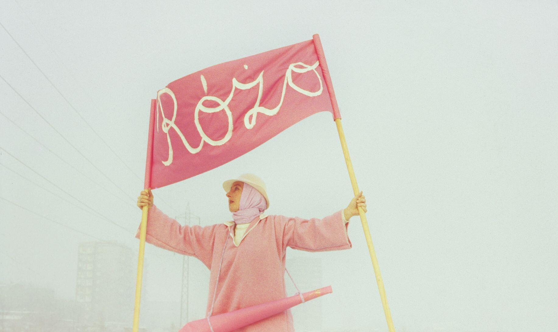 Maria Pinińska-Bereś — Under the Pink Flag, Ausstellung, Kunstausstellung, Bochum, Kunstmuseum Bochum, Fotodokumentation der Performance "The Banner", Bereś Foundation