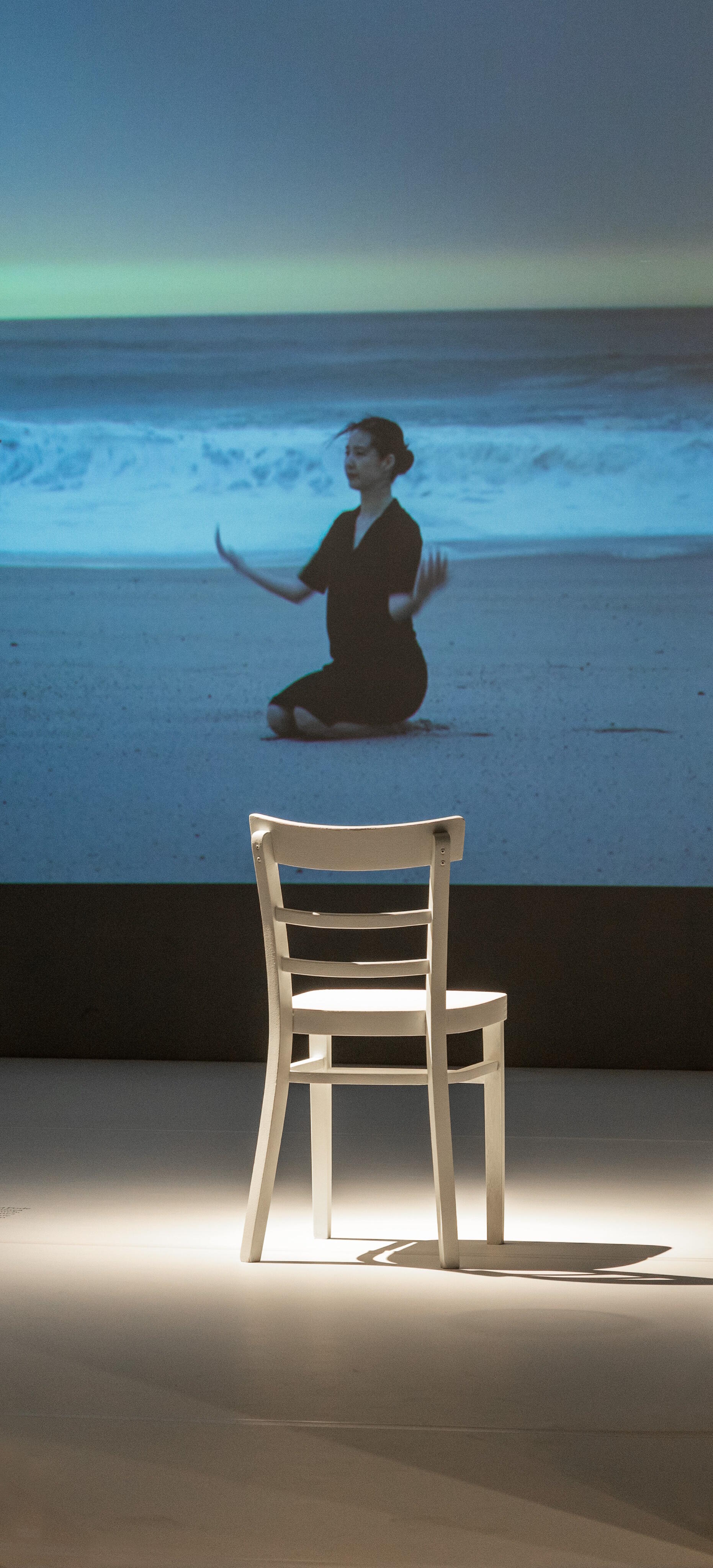 INSCRIT – Schreiben mit dem Körper, Ausstellung, Kunstausstellung, Köln, Deutsches Tanzarchiv, Raimund Hoghe, Rosa Frank, Ausstellungsansicht, Markus Hoffmann, Film TRACES, Sandeep Mehta