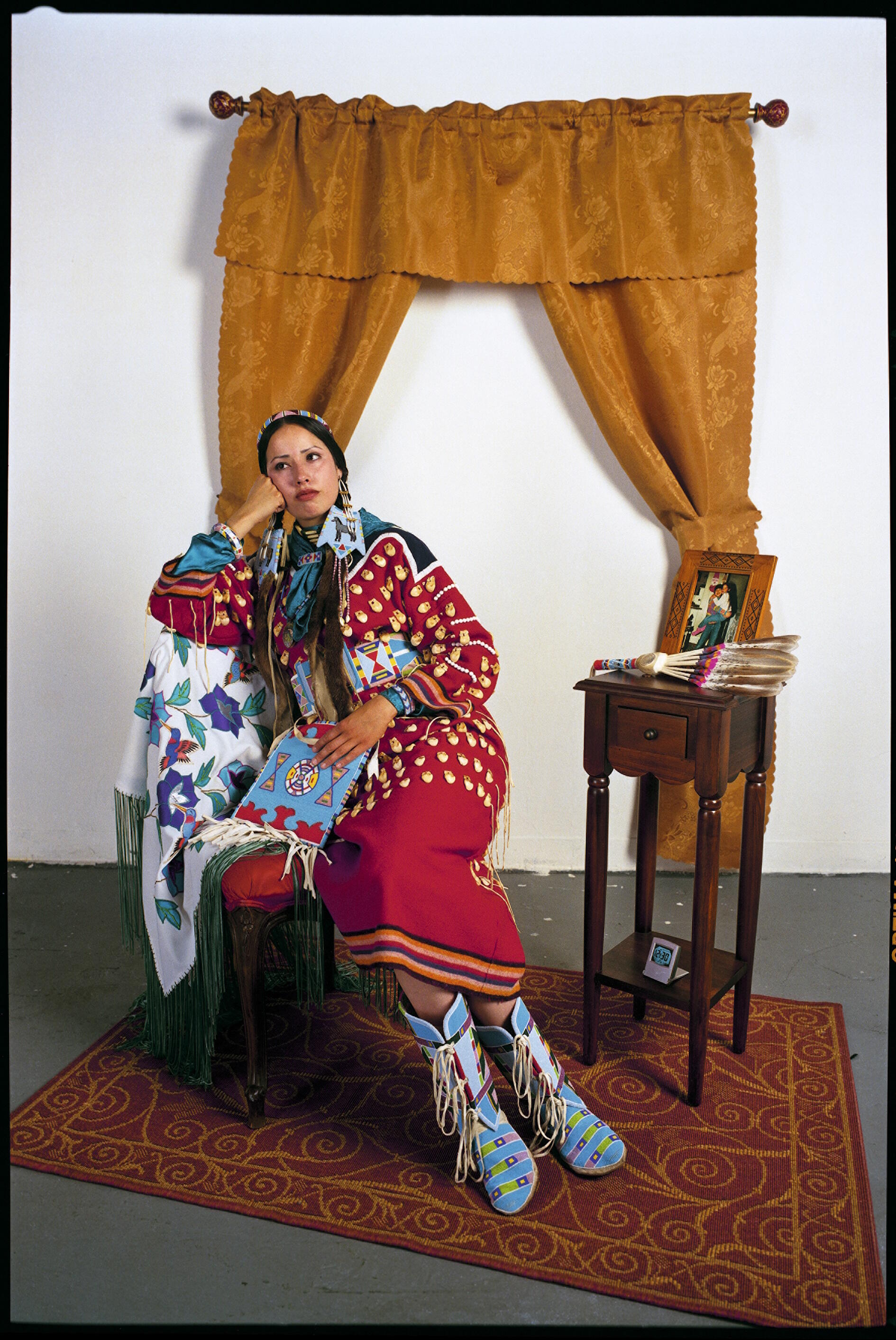 HIER UND JETZT im Museum Ludwig, De/Collecting Memories from Turtle Island, Ausstellung, Kunstausstellung, Köln, Museum Ludwig, Wendy Red Star, Indian Woman Sitting,