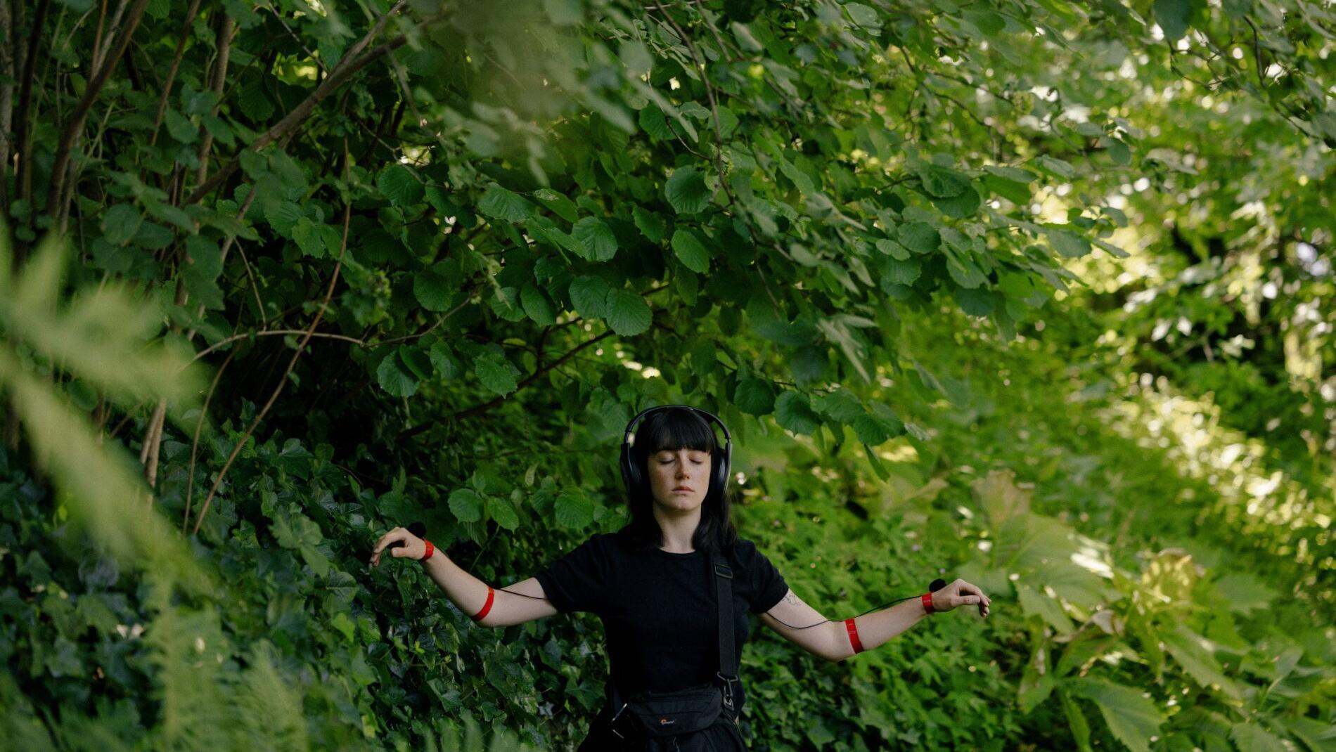 Kunsthalle unterwegs: The Forest as Echo, Performance, Musik, Klangkunst, Düsseldorf, Jan-Wellem-Brunnen, Mélia Roger, Sonic Topologies, Johannes Berger