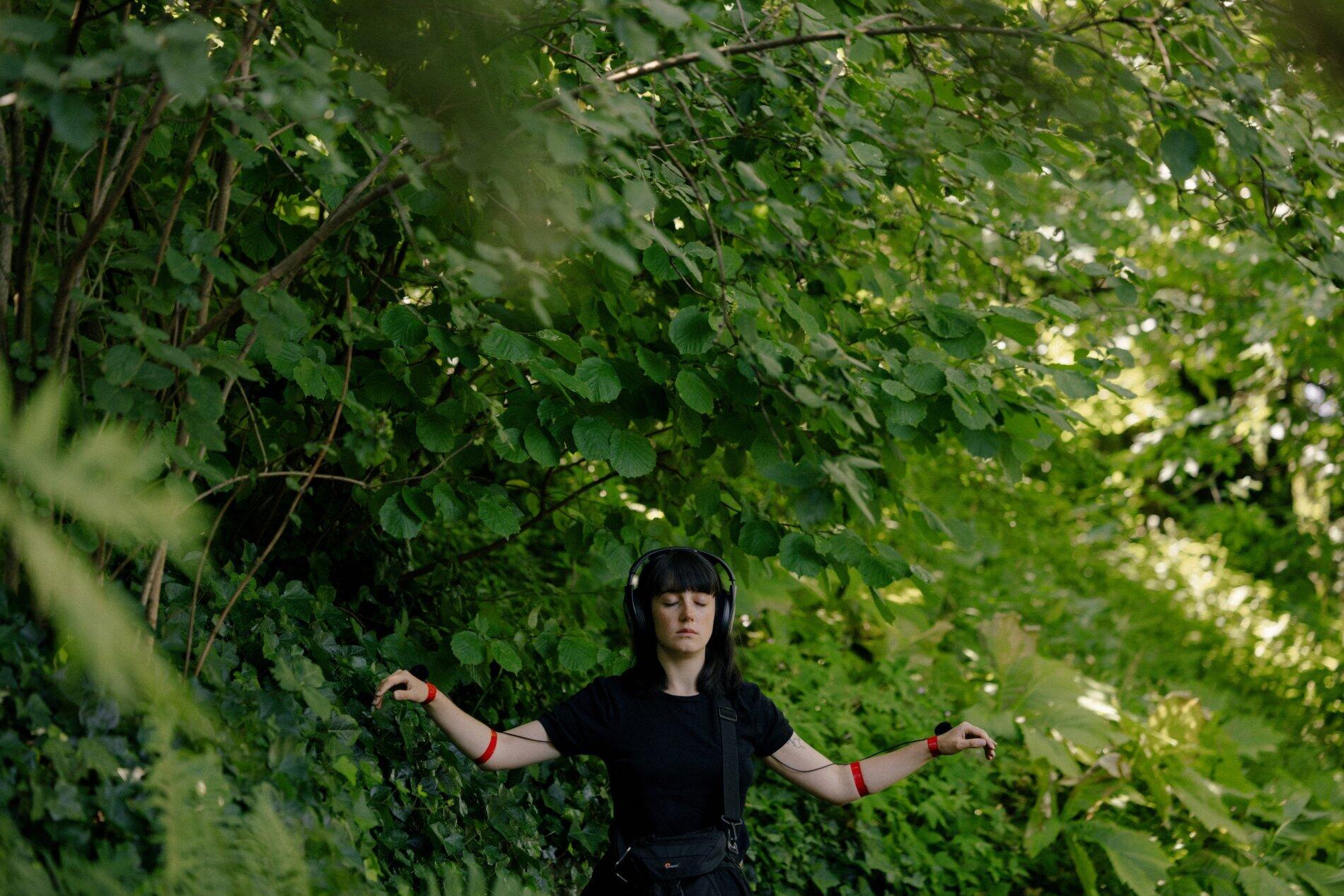 Kunsthalle unterwegs: The Forest as Echo, Performance, Musik, Klangkunst, Düsseldorf, Jan-Wellem-Brunnen, Mélia Roger, Sonic Topologies, Johannes Berger