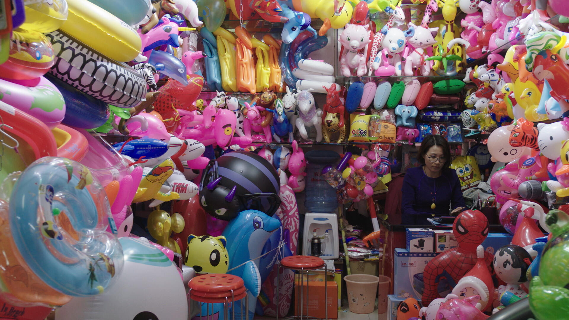 Mika Rottenberg, Queer Ecology, Ausstellung, Kunstausstellung, Duisburg, Lehmbruck Museum, Cosmic Generator, Video Still, Hauser & Wirth