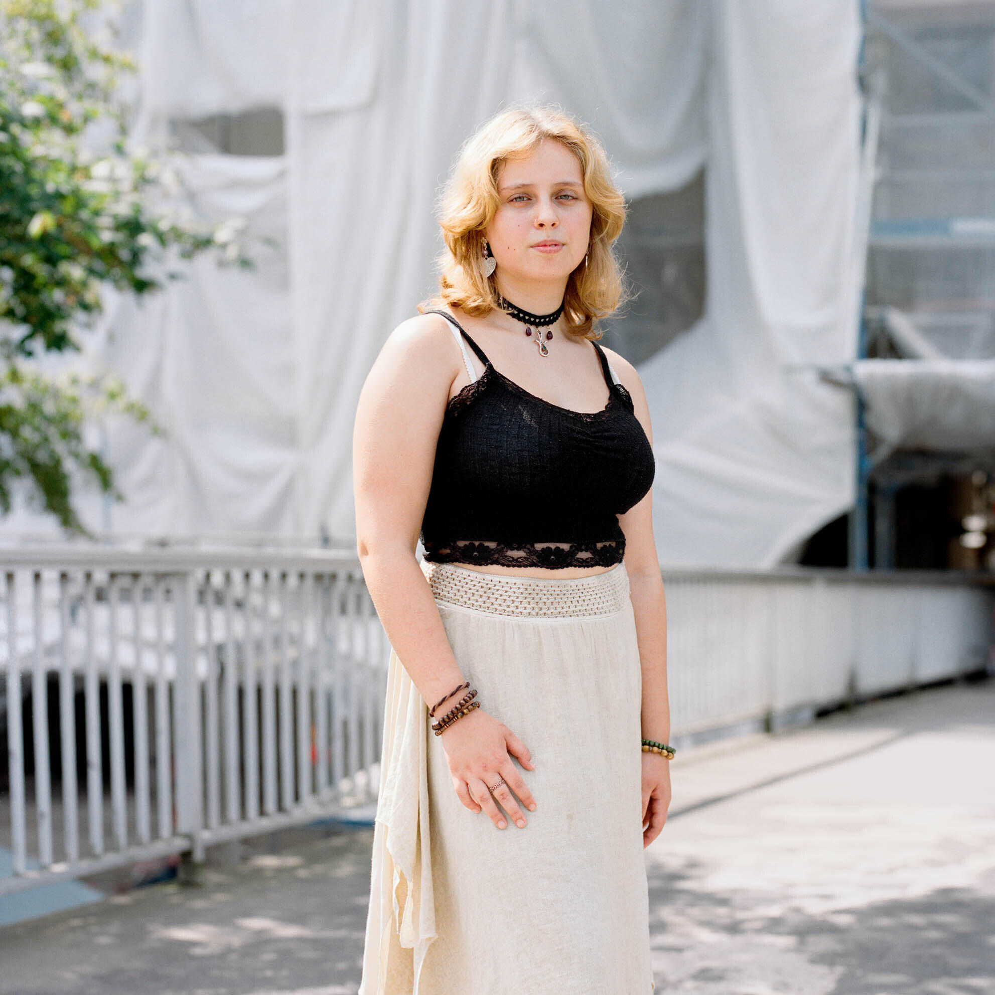 Lebensräume Zeitgenössische Perspektiven aus NRW, Köln, Ausstellung, Kunstausstellung, Fotografie, Die Photographische Sammlung, Melina Lehmacher, Kristina, Köln-Chorweiler, Serie Neue Stadt