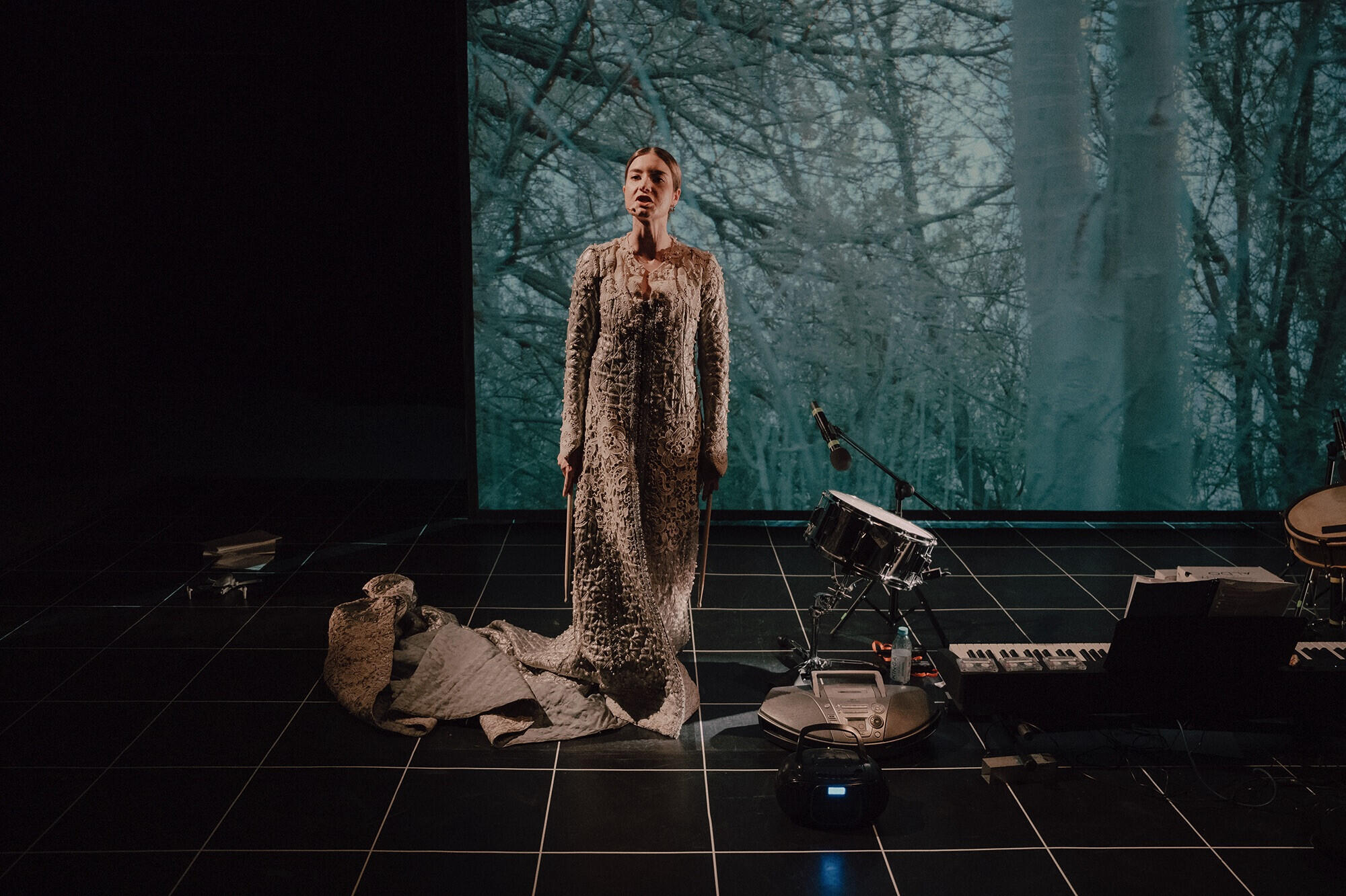 Impulse Festival 2026, Festival, Theater, Performance, Tanz, Konzert, Düsseldorf, Bochum, Mülheim an der Ruhr, Duisburg, Köln, FWT, Magda Szpecht, She stands in the Middle of the Battlefield