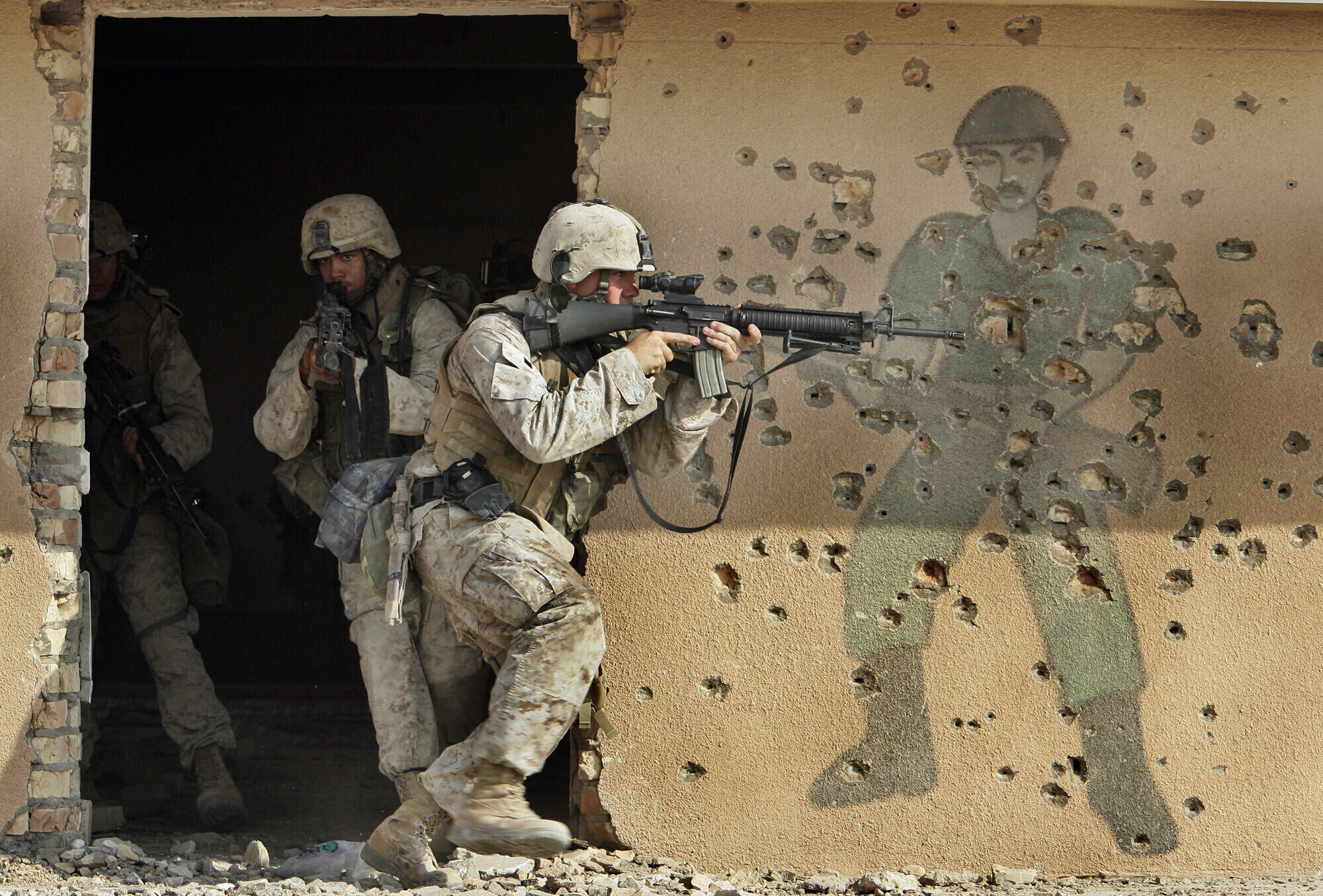 Anja Niedringhaus, An vorderster Front, Ausstellung, Kunstausstellung, Oberhausen, Ludwiggalerie Schloss Oberhausen, US Marines trainieren neben Wandbild eines irakischen Soldaten außerhalb Falludschas, November 2004, picture alliance AP