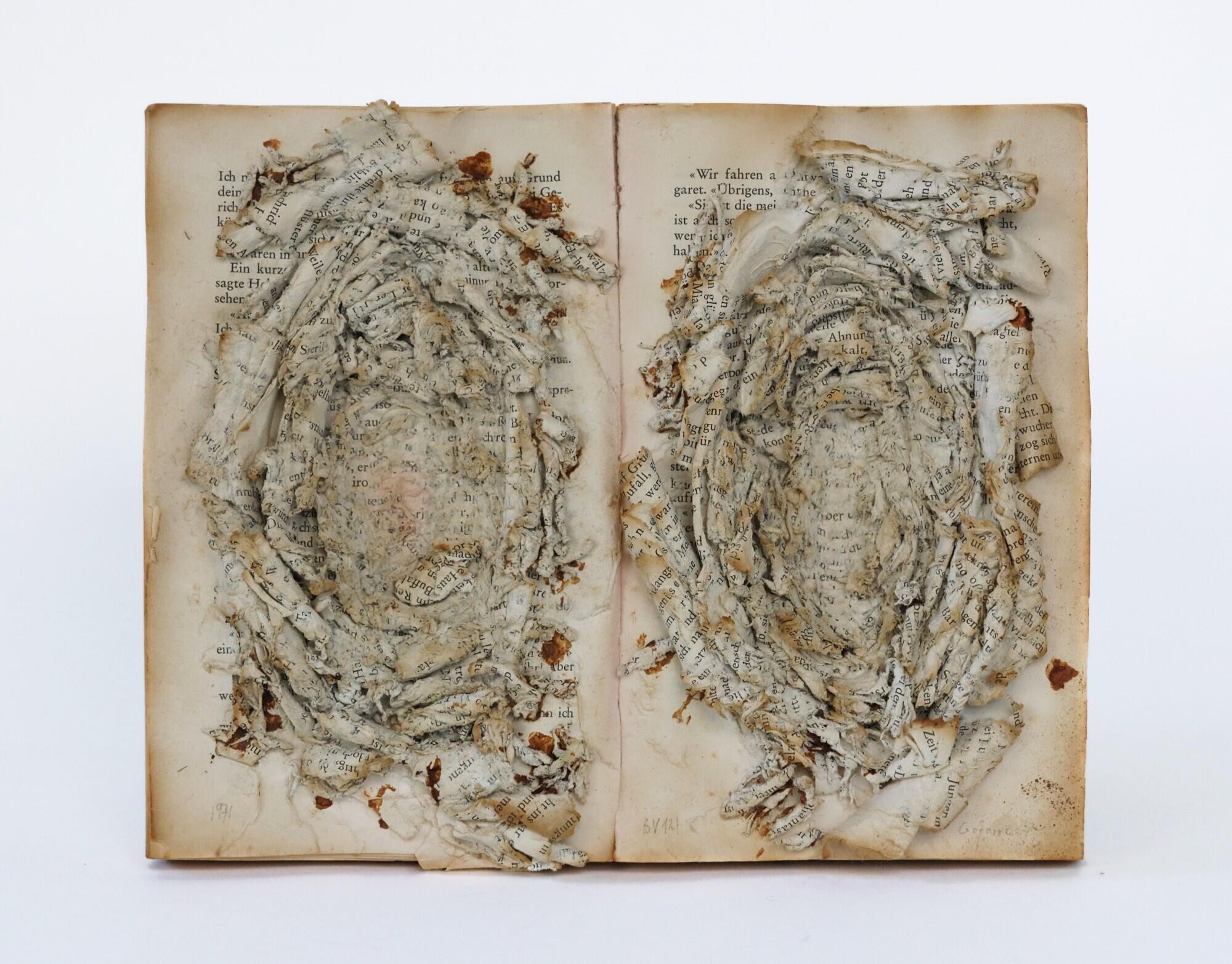 13. Editionale Köln, Messe, Köln, Kunst- und Museumsbibliothek, Hubertus Gojowczyk, Buch mit aufgekratzten Seiten,