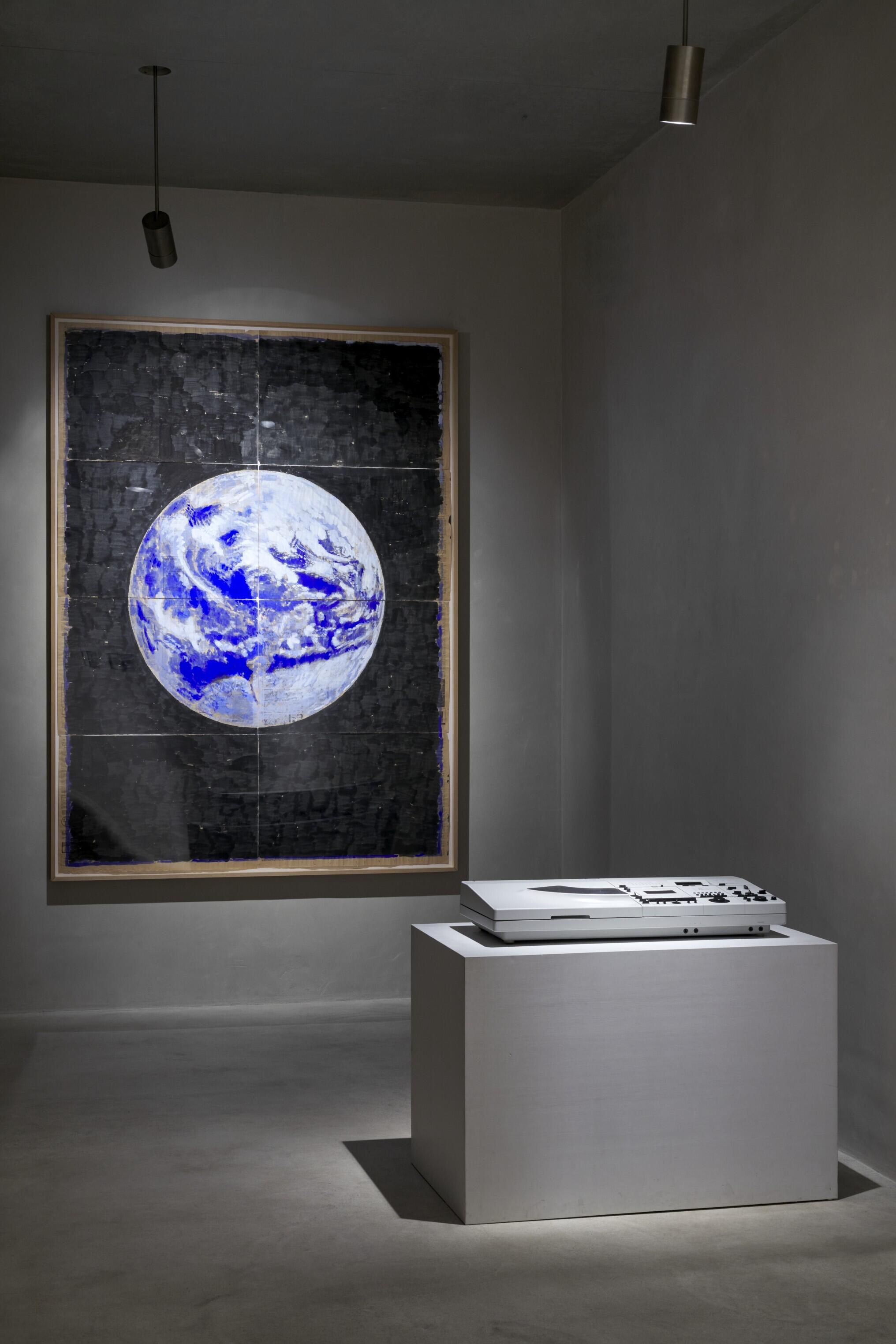 make the secrets productive, Kunst in Zeiten der Unvernunft, Ausstellung, Kunstausstellung, Köln, KOLUMBA, Hartmut Esslinger, Musikanlage Concept 51K, Paul Thek, Newspaper Painting [Earth Mandala], Mareike Tocha