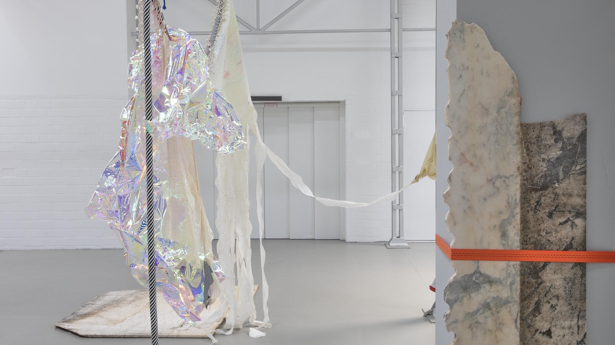 Rosa Tharrats, We are Full of Winds and Sea and Solar Threads, Ausstellung, Kunstausstellung, Münster, Kunsthalle Münster, Vestir el viento, Moritz Hagedorn, Installationsansicht