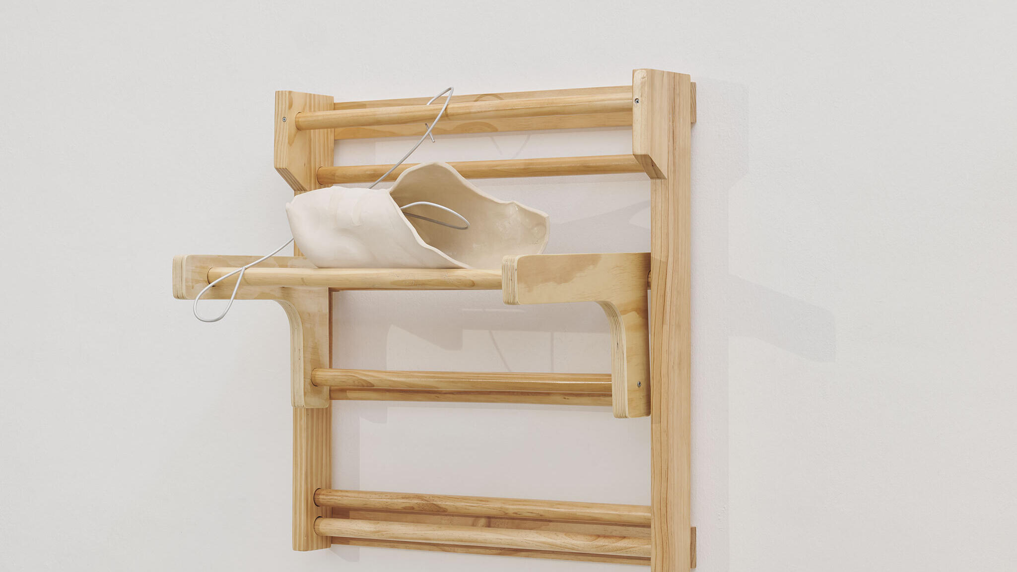 Clara Lena Langenbach, Ausstellung, Kunstausstellung, Köln, artothek – Raum für junge Kunst, Graysc Under Simian, Fight or Flight - What does it mean to be held by an object?