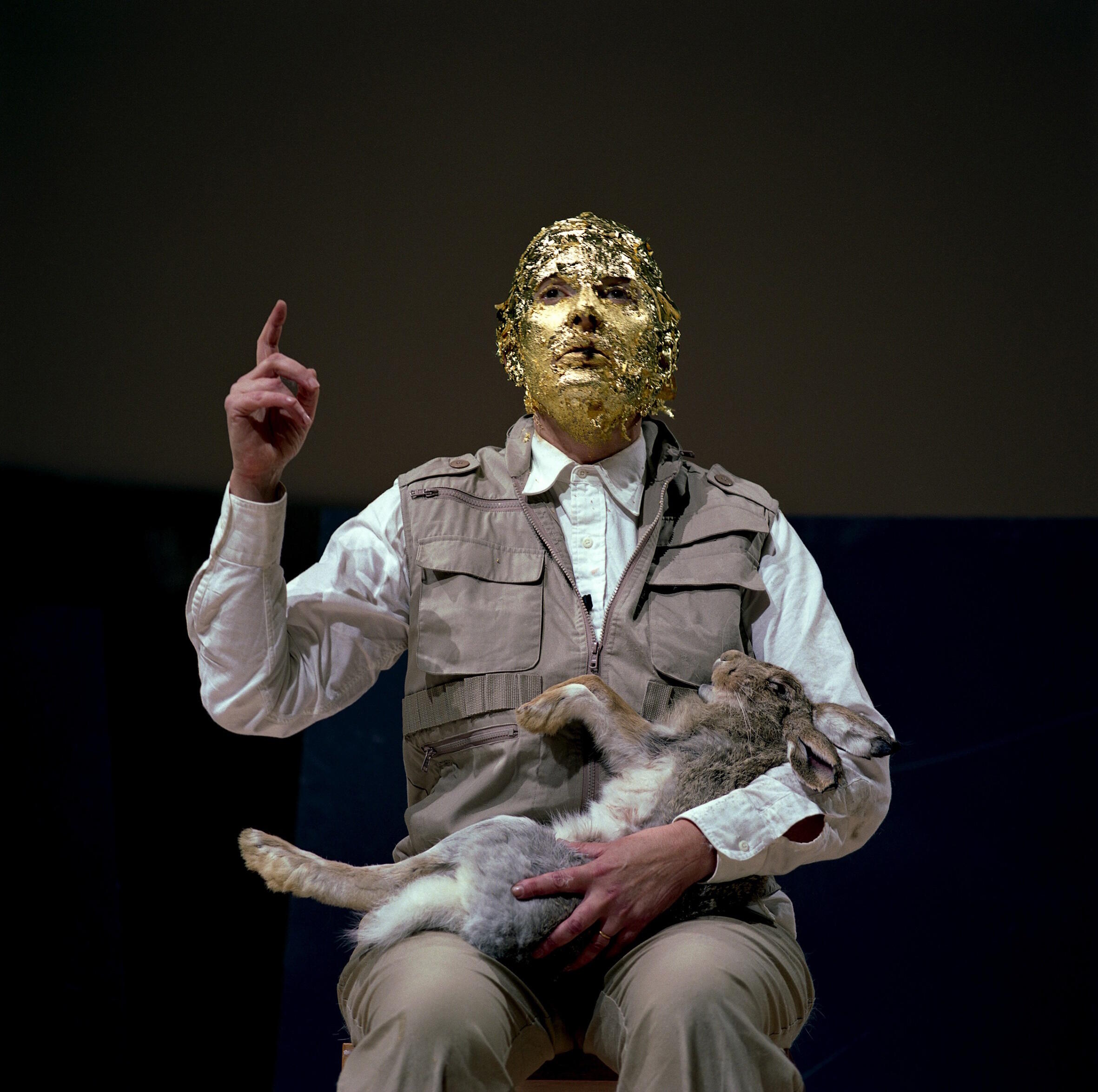 Marina Abramović, MAI, Ausstellung, Performancekunst, Performance, Bedburg-Hau, Museum Schloss Moyland, 7 Easy Pieces, Performing Joseph Beuys, How to
Explain Pictures to a Dead Hare, Solomon R. Guggenheim Museum, Attilio Maranzano, Marina Abramović Archives