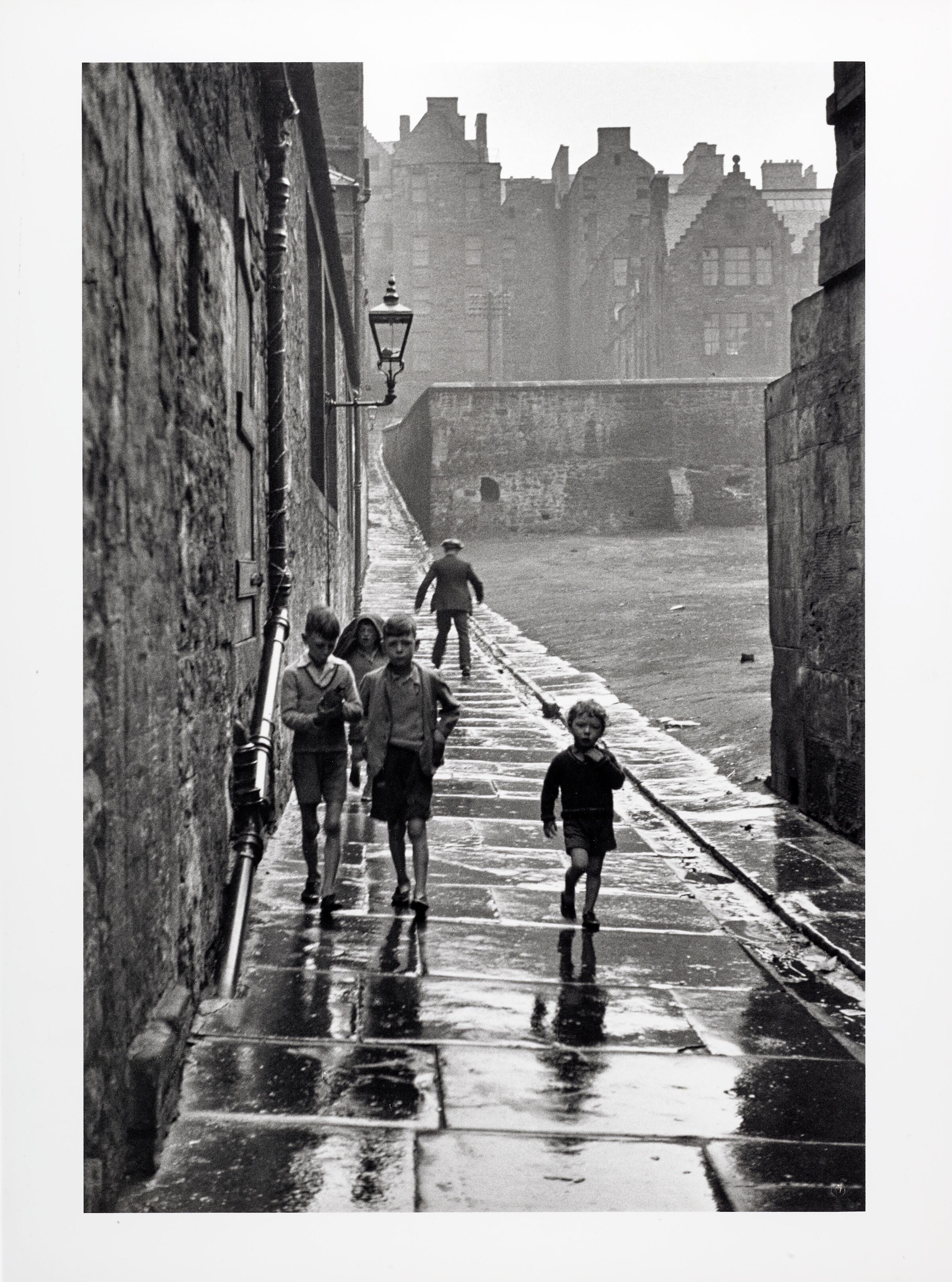Fluchtpunkt Paris, Ausstellung, Kunstausstellung, Bonn, LVR-Landesmuseum Bonn, Gisèle Freund, Spielende Kinder auf der Straße im Arbeitslosengebiet in Newcastle, Imec, Fonds MCC