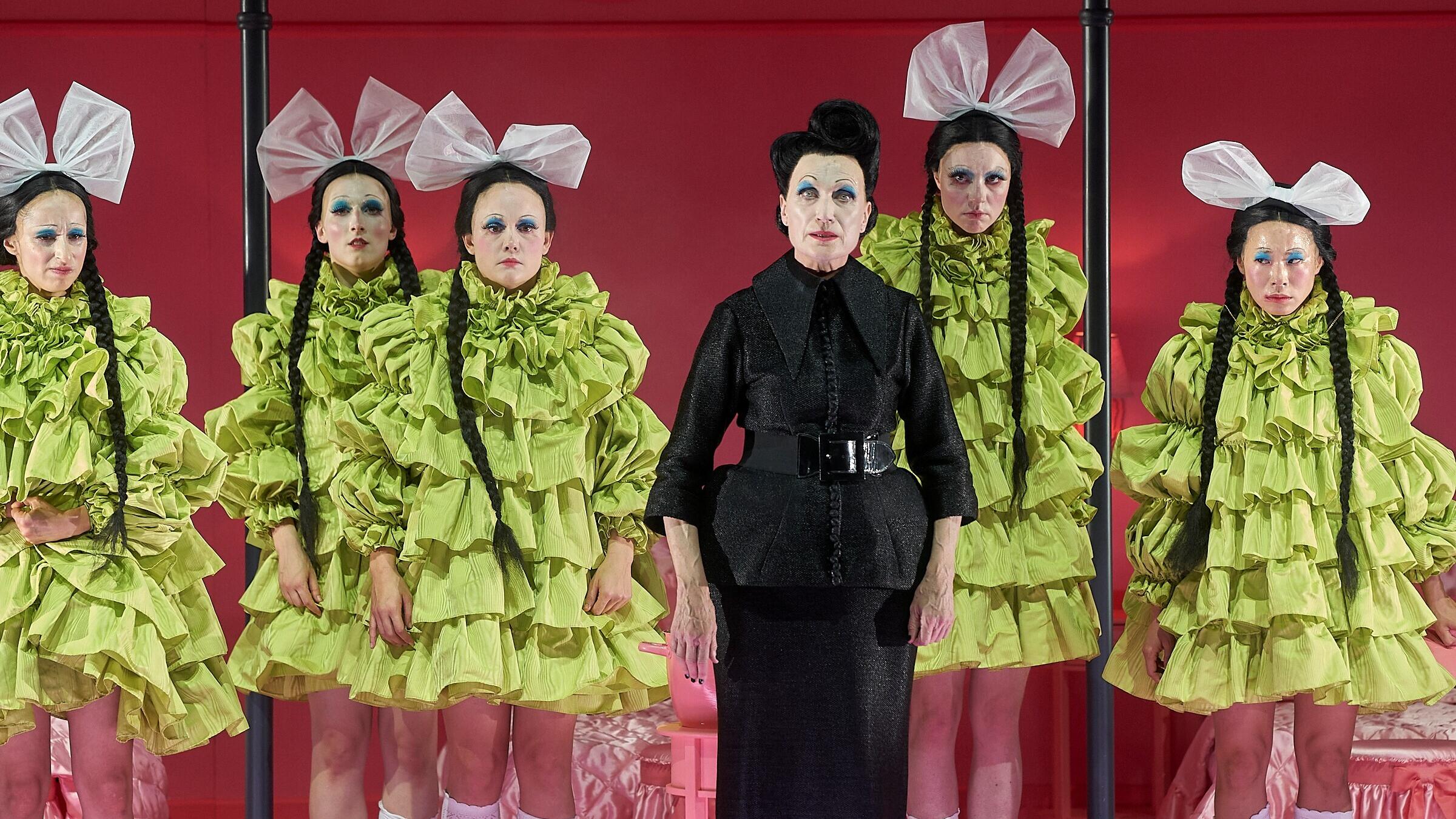 Bernarda Albas Haus, Theater, Schauspiel, Düsseldorf, Dhaus, Alice Birch, Federico García Lorca, Lucia Bihler, Pia Maria Mackert, Victoria Behr, Fabian Kalker, Jacob Suske, Björn Leese, Christian Schmidt, Natalja Starosta, Amanda Babaei Vieira, Alisa Lien Hrudnik, Paulina Alpen, Friederike Wagner, Anne Rietmeijer, Kotti Yun, Matthias Horn