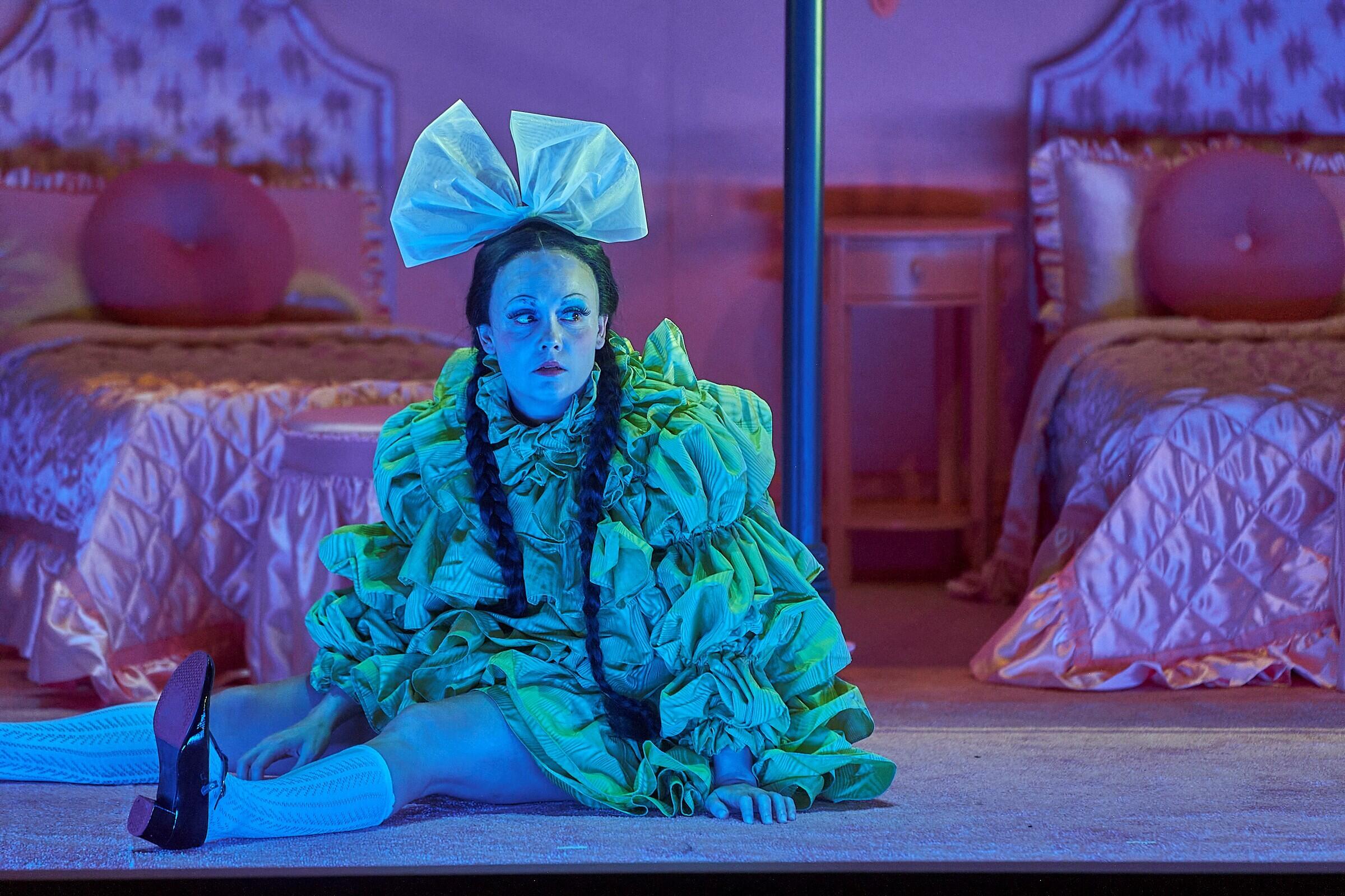 Bernarda Albas Haus, Theater, Schauspiel, Düsseldorf, Dhaus, Alice Birch, Federico García Lorca, Lucia Bihler, Pia Maria Mackert, Victoria Behr, Fabian Kalker, Jacob Suske, Björn Leese, Christian Schmidt, Natalja Starosta, Paulina Alpen, Matthias Horn
