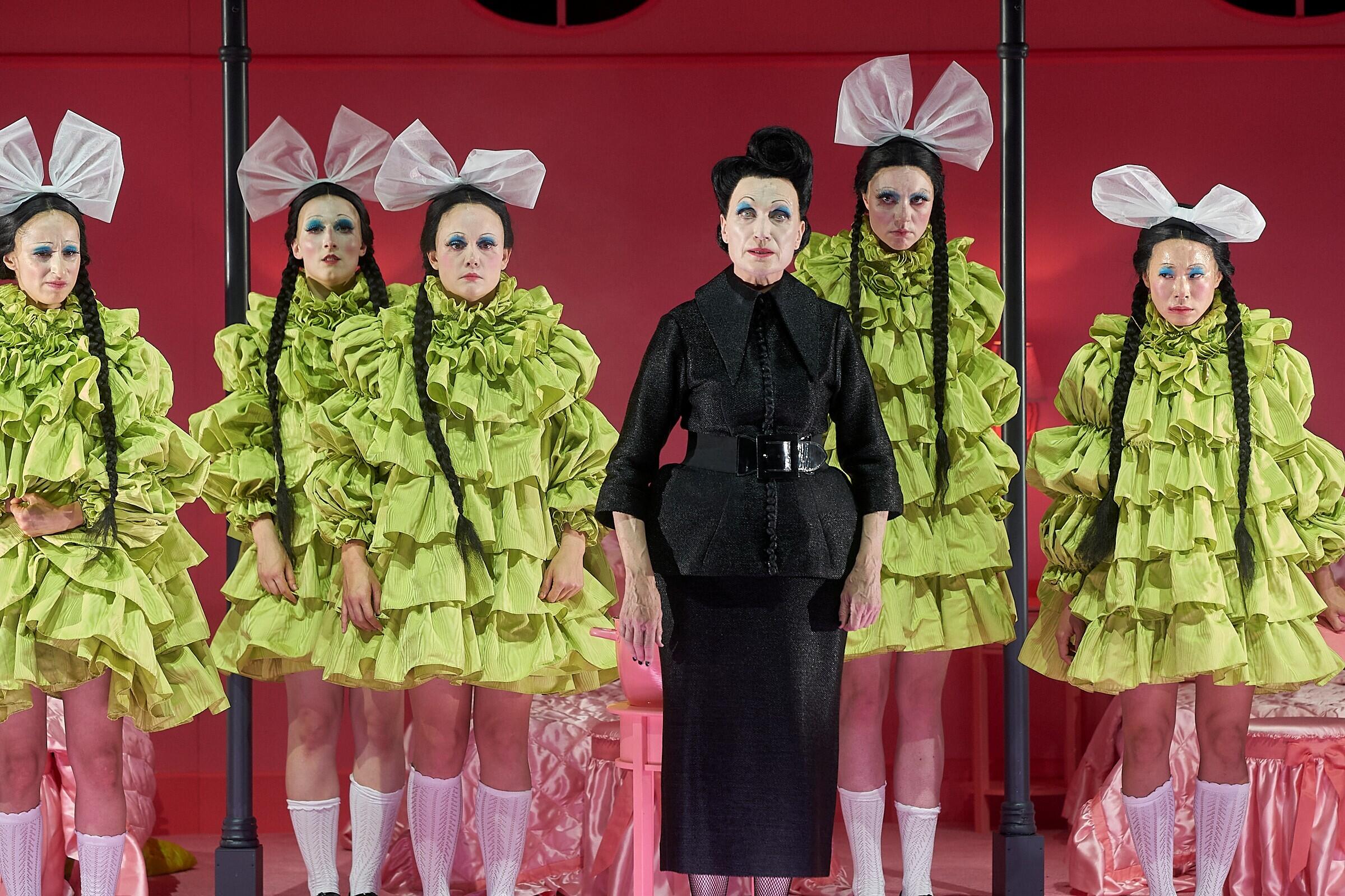 Bernarda Albas Haus, Theater, Schauspiel, Düsseldorf, Dhaus, Alice Birch, Federico García Lorca, Lucia Bihler, Pia Maria Mackert, Victoria Behr, Fabian Kalker, Jacob Suske, Björn Leese, Christian Schmidt, Natalja Starosta, Amanda Babaei Vieira, Alisa Lien Hrudnik, Paulina Alpen, Friederike Wagner, Anne Rietmeijer, Kotti Yun, Matthias Horn