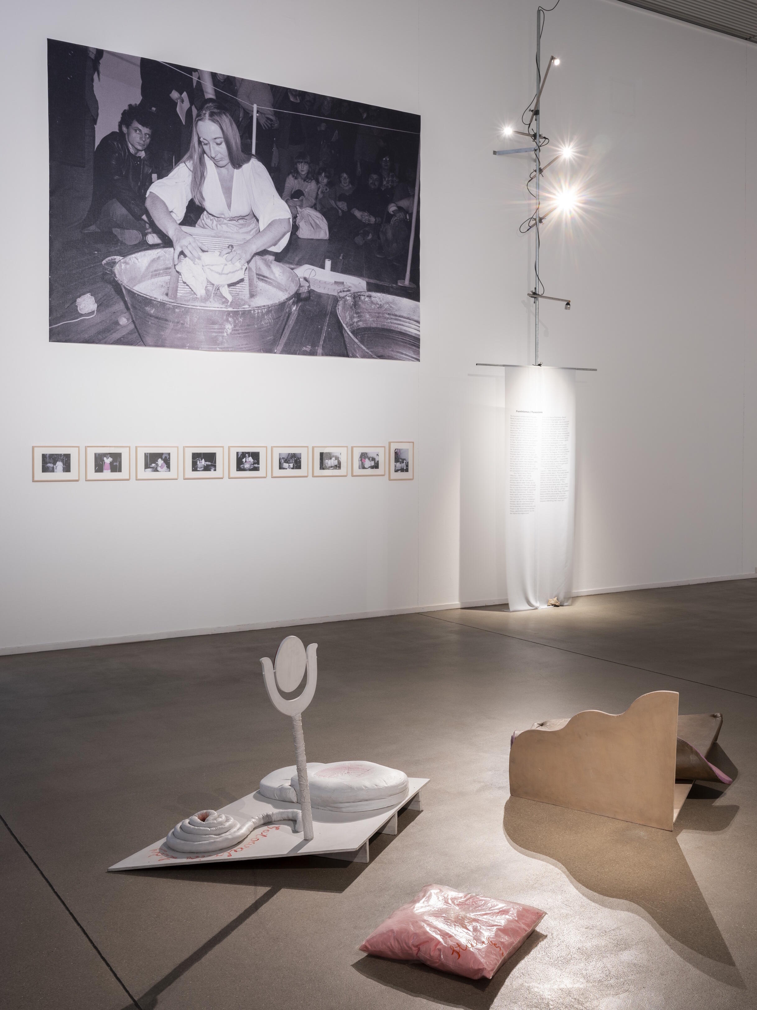 Maria Pinińska-Bereś — Under the Pink Flag, Ausstellung, Kunstausstellung, Bochum, Kunstmuseum Bochum, Ausstellungsansicht, Heinrich Holtgreve