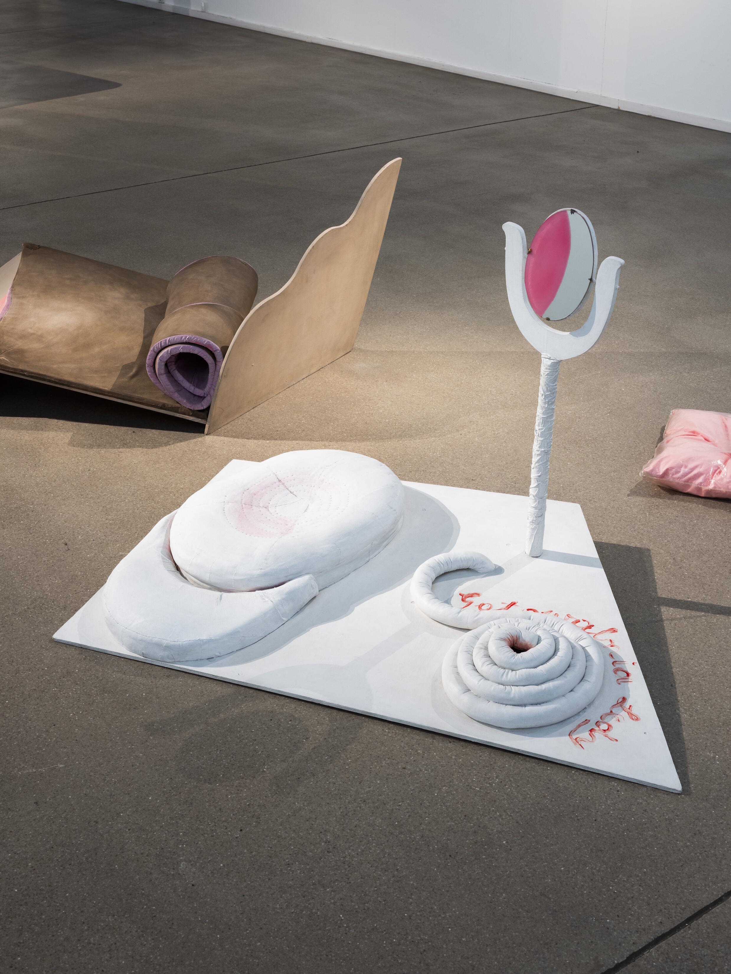 Maria Pinińska-Bereś — Under the Pink Flag, Ausstellung, Kunstausstellung, Bochum, Kunstmuseum Bochum, Ausstellungsansicht, Heinrich Holtgreve