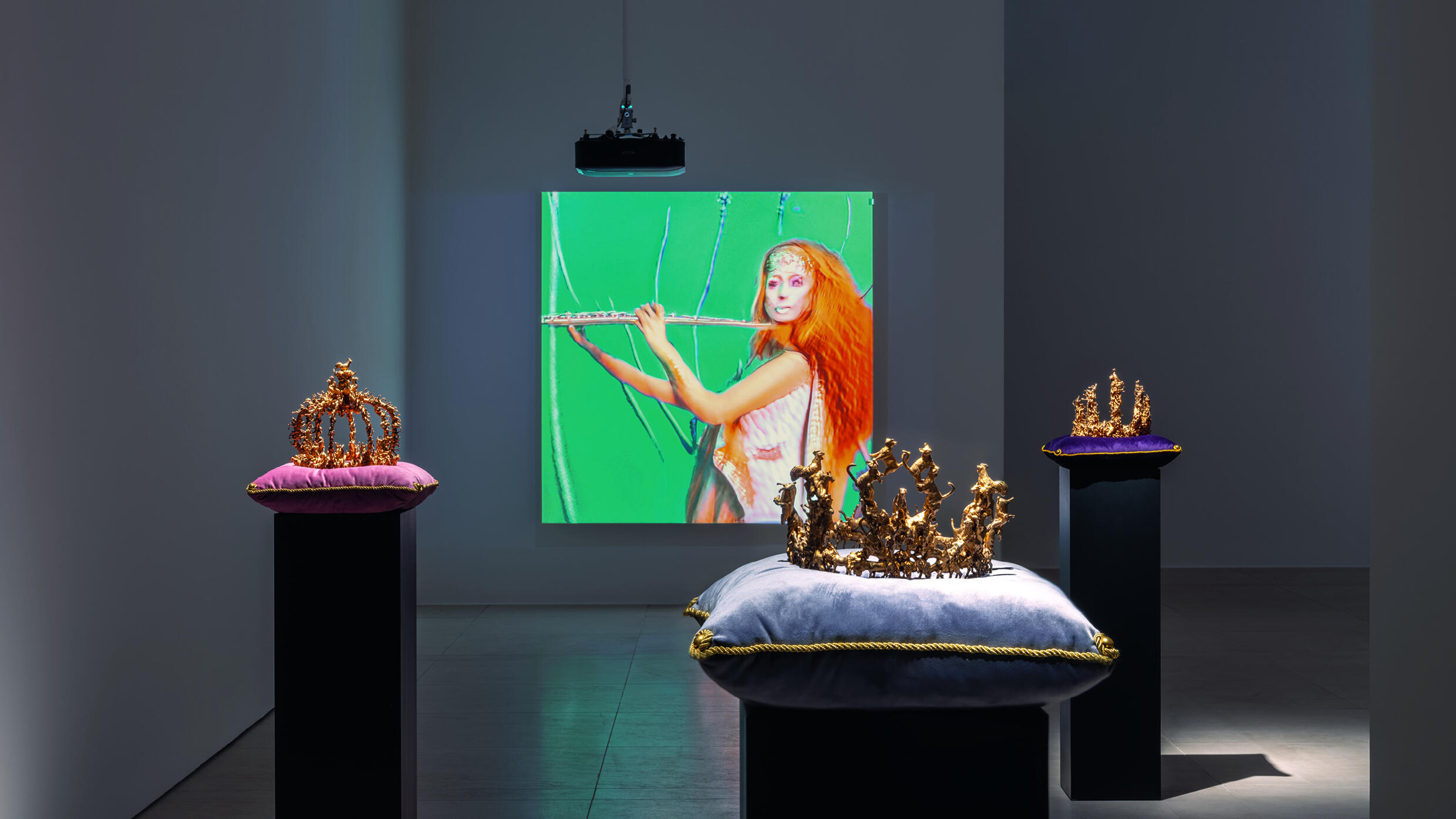 Marianna Simnett, Headless, Ausstellung, Kunstausstellung, Brühl, Max Ernst Museum, Société, Berlin, Henning Krause, Installationsansicht, Crowns, Blue Moon