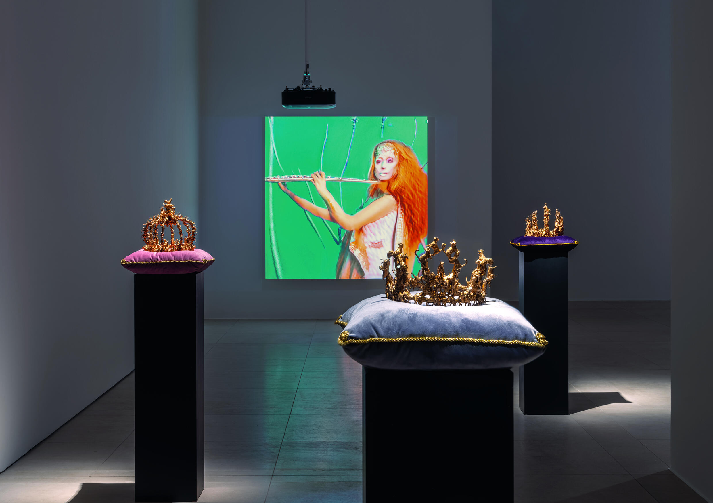 Marianna Simnett, Headless, Ausstellung, Kunstausstellung, Brühl, Max Ernst Museum, Société, Berlin, Henning Krause, Installationsansicht, Crowns, Blue Moon