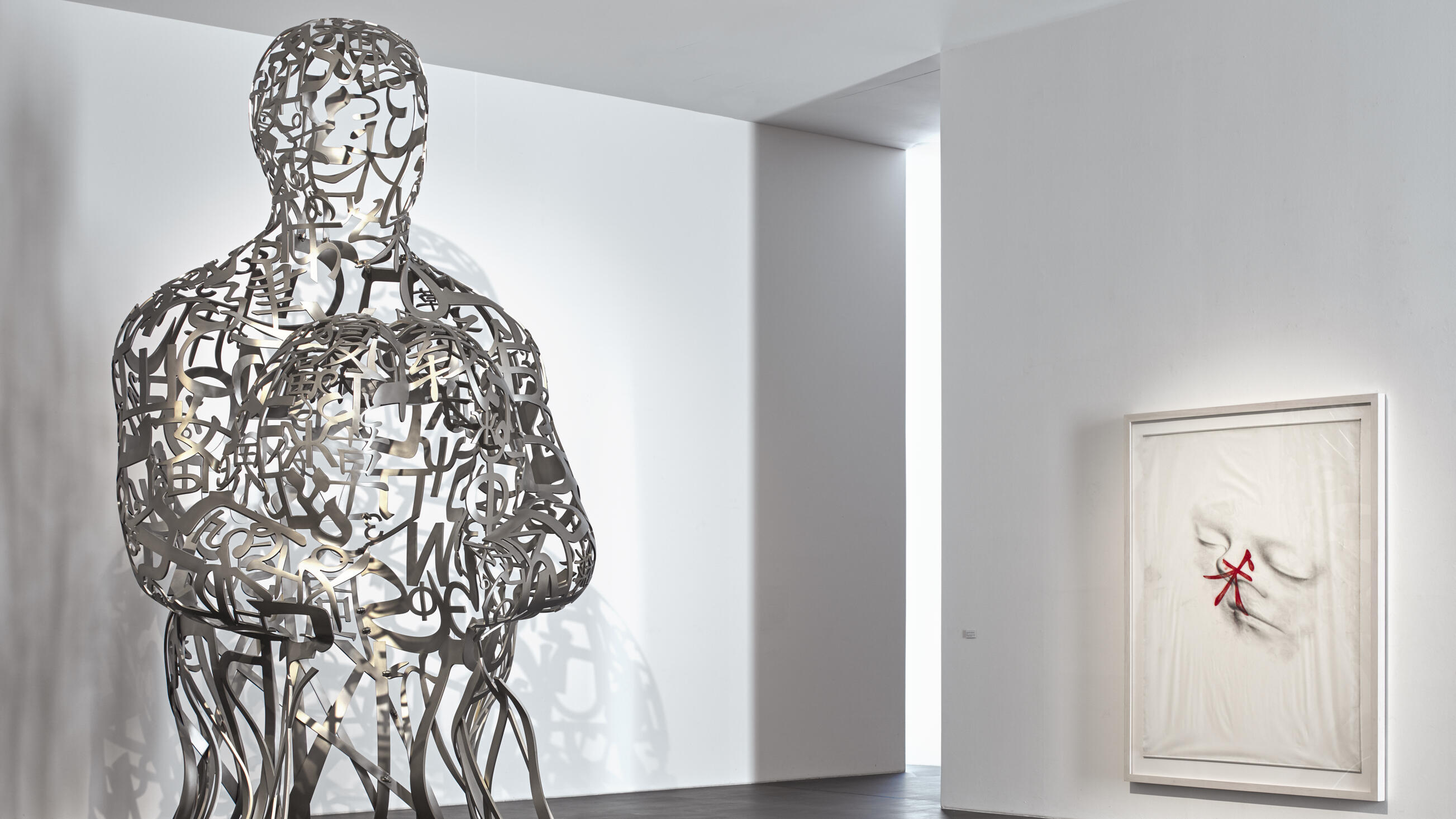 Jaume Plensa, Invisible, Ausstellung, Kunstausstellung, Duisburg, Museum Küppersmühle, MKM Museum Küppesmühle für Moderne Kunst, Installationsansicht, Mick Vincenz, VG Bild-Kunst