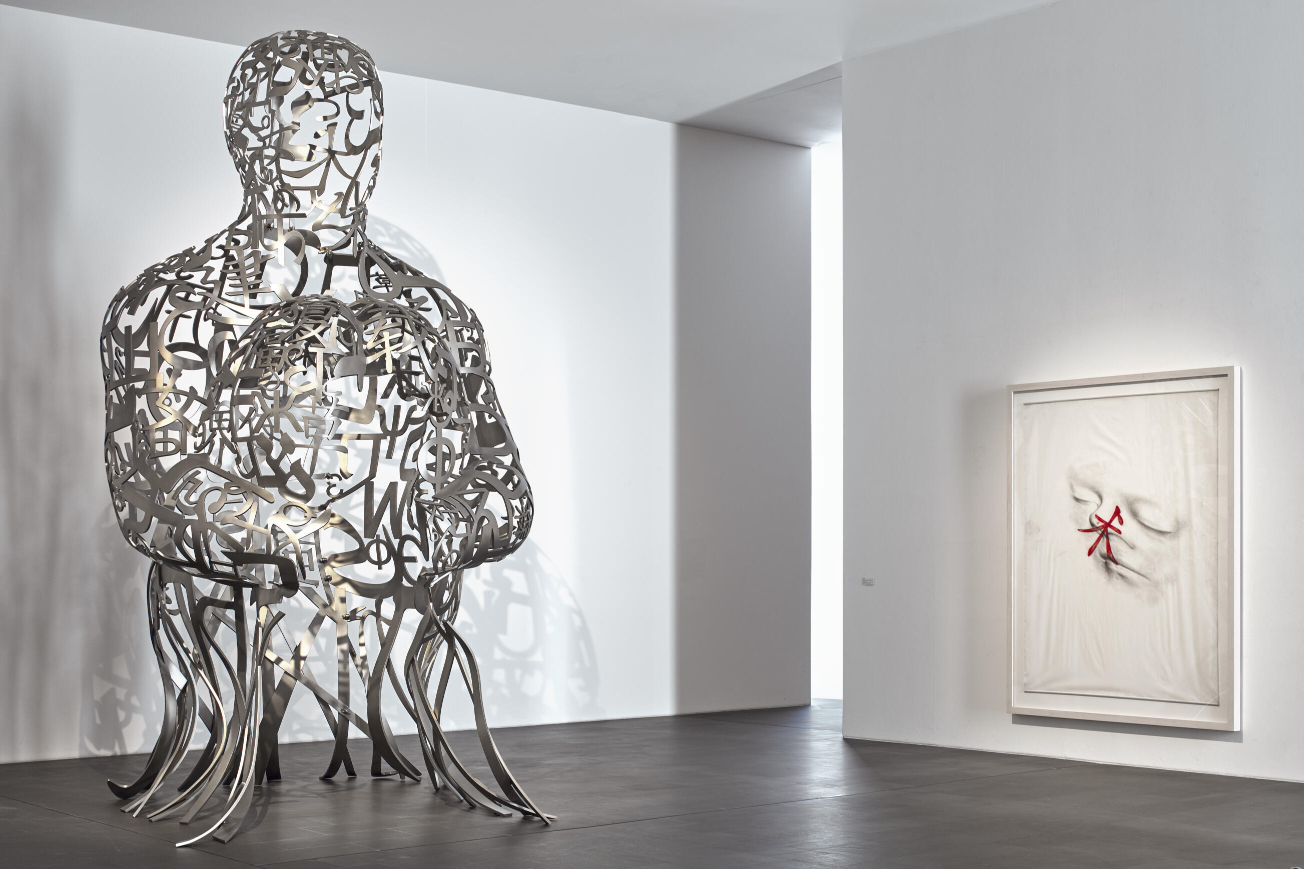 Jaume Plensa, Invisible, Ausstellung, Kunstausstellung, Duisburg, Museum Küppersmühle, MKM Museum Küppesmühle für Moderne Kunst, Installationsansicht, Mick Vincenz, VG Bild-Kunst