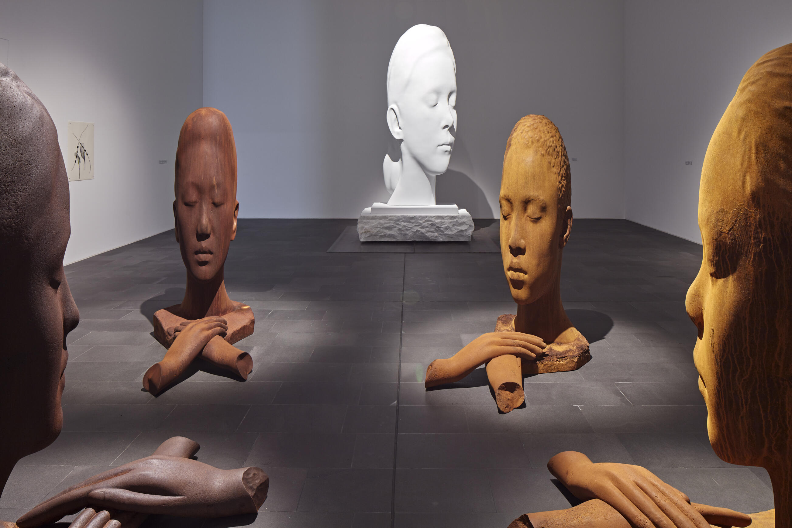 Jaume Plensa, Invisible, Ausstellung, Kunstausstellung, Duisburg, Museum Küppersmühle, MKM Museum Küppesmühle für Moderne Kunst, Installationsansicht, Mick Vincenz, VG Bild-Kunst