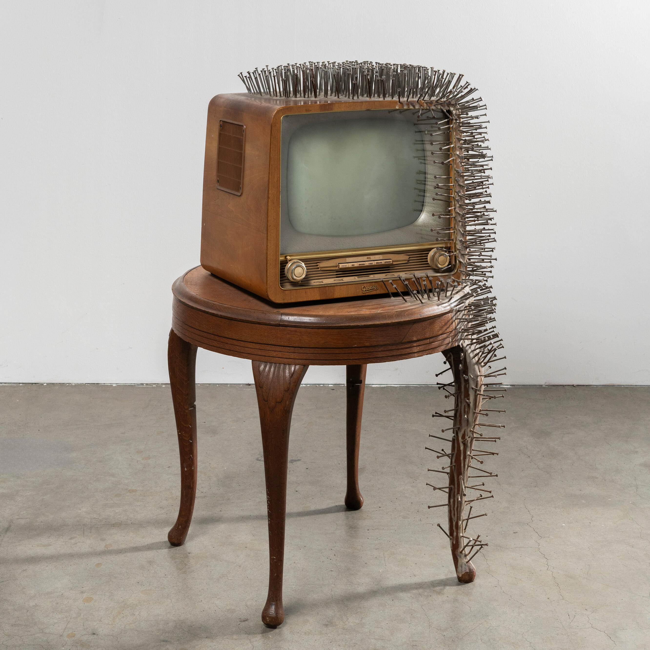 Günther Uecker, Die Verletzlichkeit der Welt, Ausstellung, Kunstausstellung, Remagen, arp museum, TV auf Tisch, Bahnhof Rolandseck, David Ertl, Privatsammlung, VG Bild Kunst