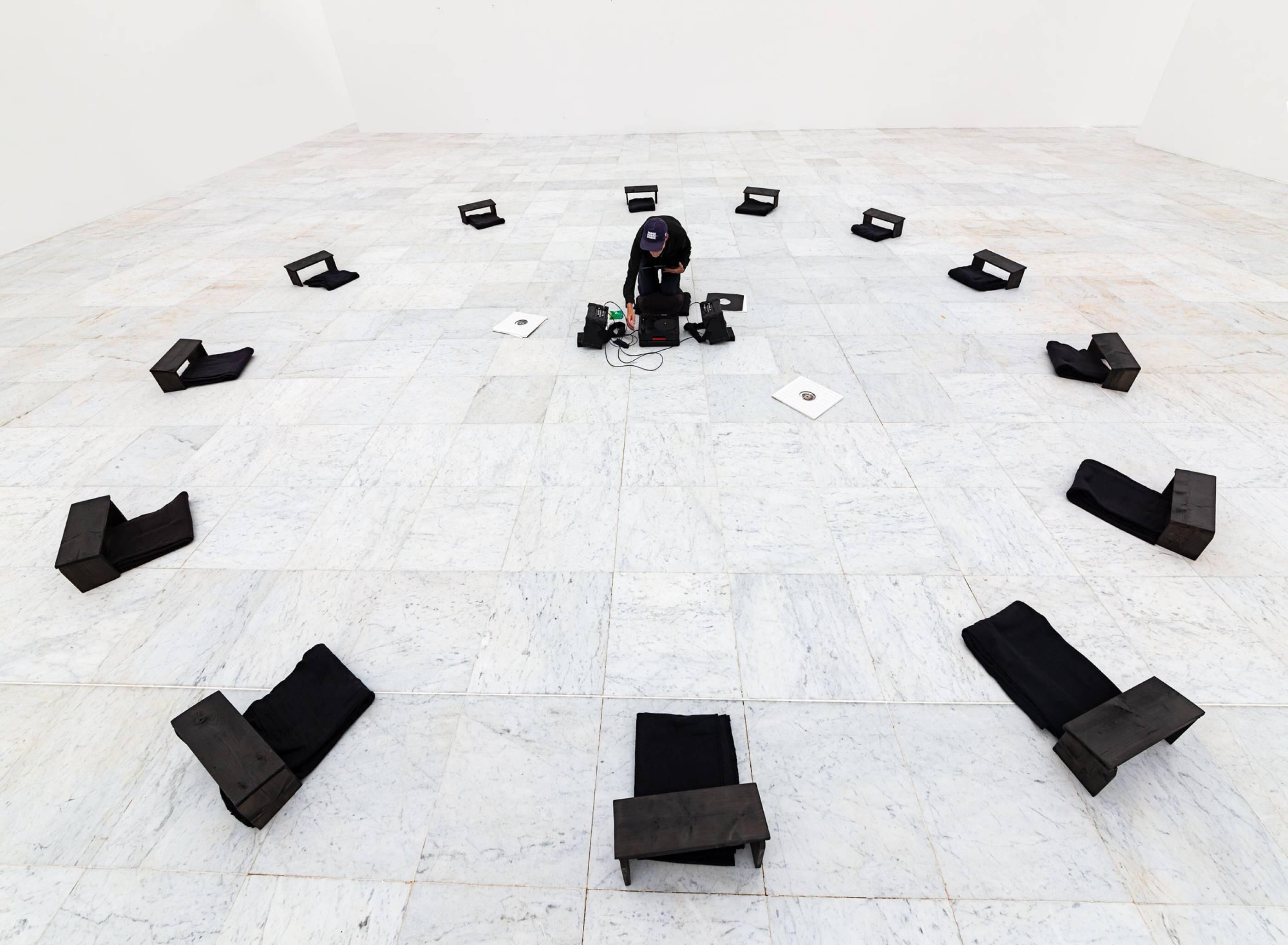 Kunsthalle unterwegs: The Forest as Echo, Performance, Musik, Klangkunst, Düsseldorf, Jan-Wellem-Brunnen, Oliver Gather, Hombroich