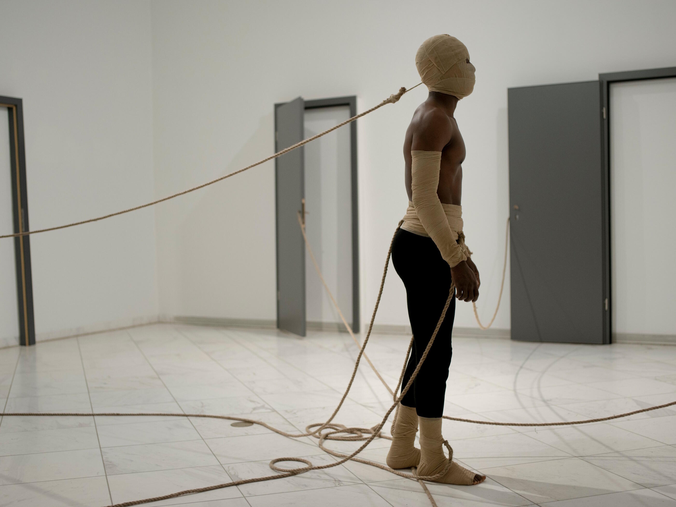 Marina Abramović, MAI, Ausstellung, Performancekunst, Performance, Bedburg-Hau, Museum Schloss Moyland, Martin Toloku, Wounded Soul, Kirsten Becken, VG Bild-Kunst