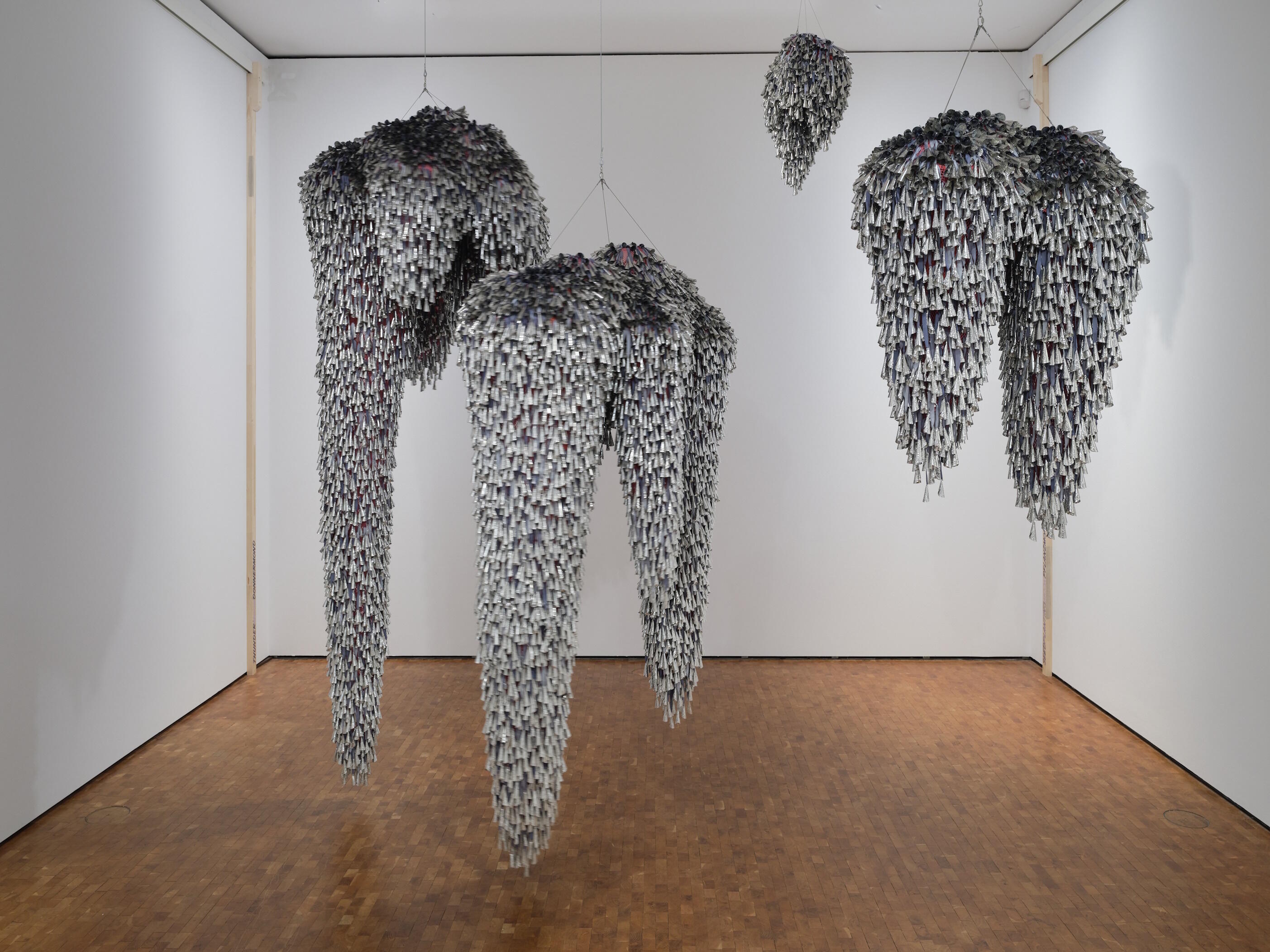 HIER UND JETZT im Museum Ludwig, De/Collecting Memories from Turtle Island, Ausstellung, Kunstausstellung, Köln, Museum Ludwig, Marie Watt, Thirteen Moons, Mario Gallucci, Historisches Archiv mit Rheinischem Bildarchiv, Karl Krüger, Installationsansicht