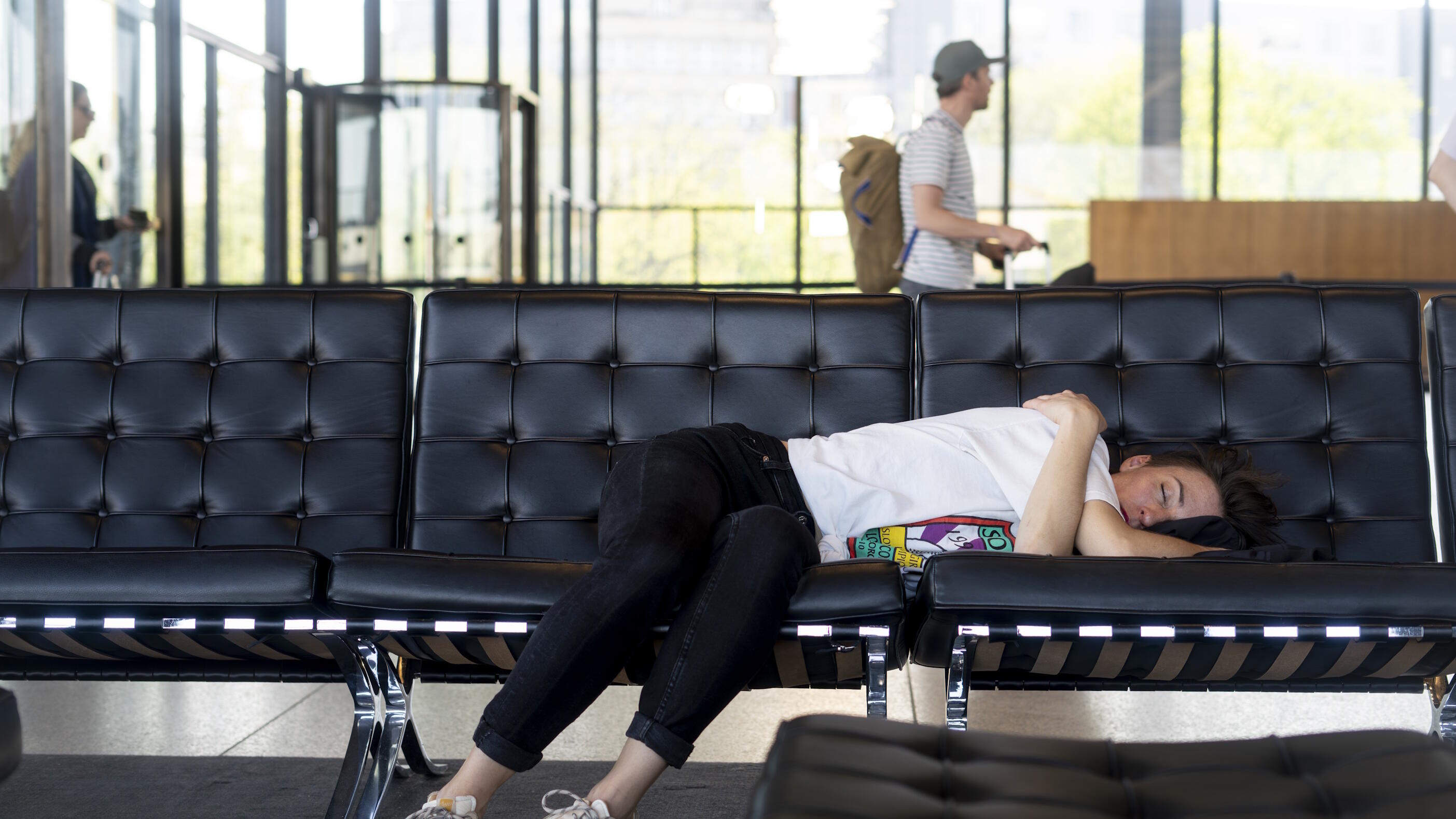 Chained to the Rythm – Von Mensch und Natur, Ausstellung, Kunstausstellung, Leverkusen, Museum Morsbroich, Stefan Draschan, Serie People Sleeping in Museums, VG Bild-Kunst