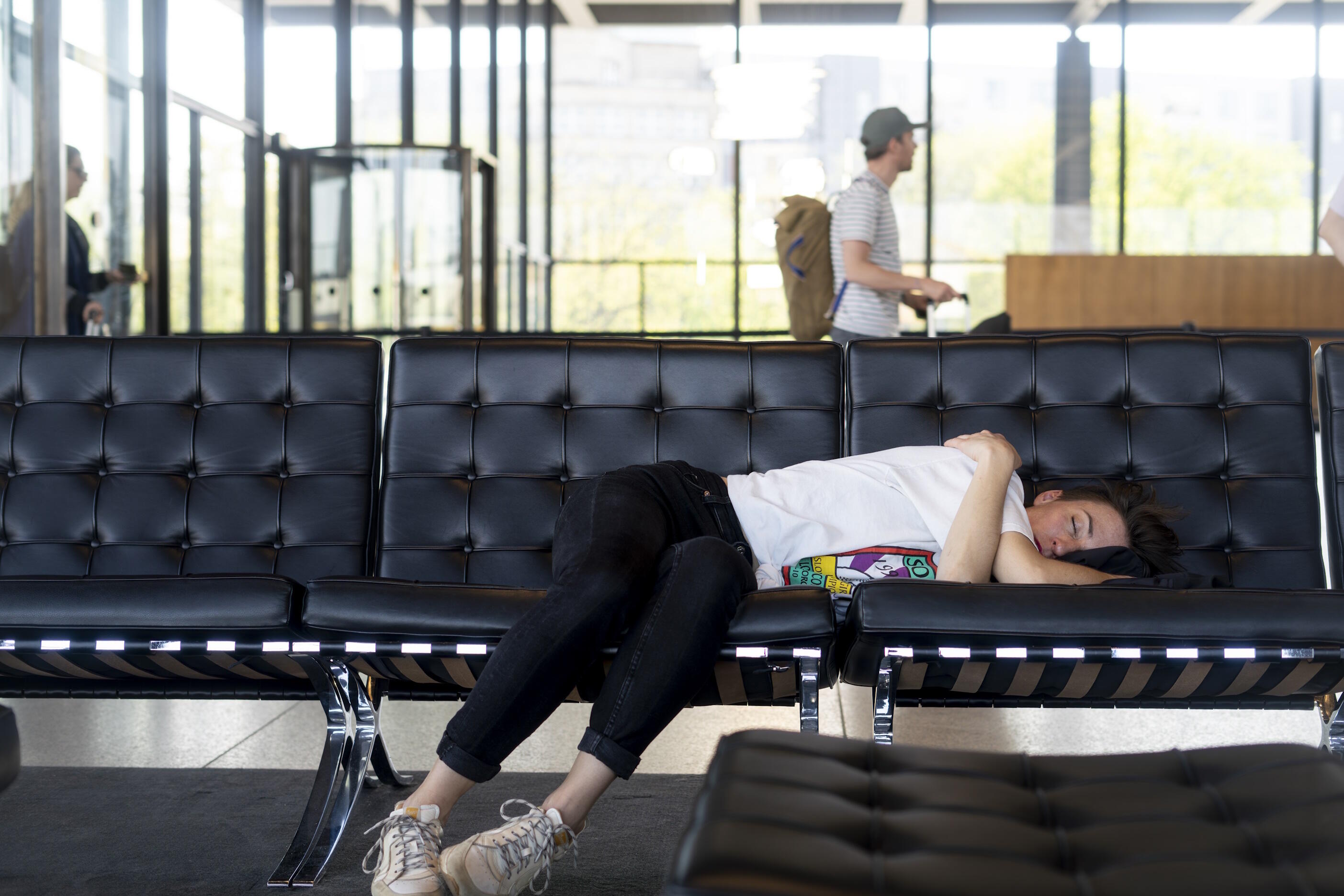 Chained to the Rythm – Von Mensch und Natur, Ausstellung, Kunstausstellung, Leverkusen, Museum Morsbroich, Stefan Draschan, Serie People Sleeping in Museums, VG Bild-Kunst